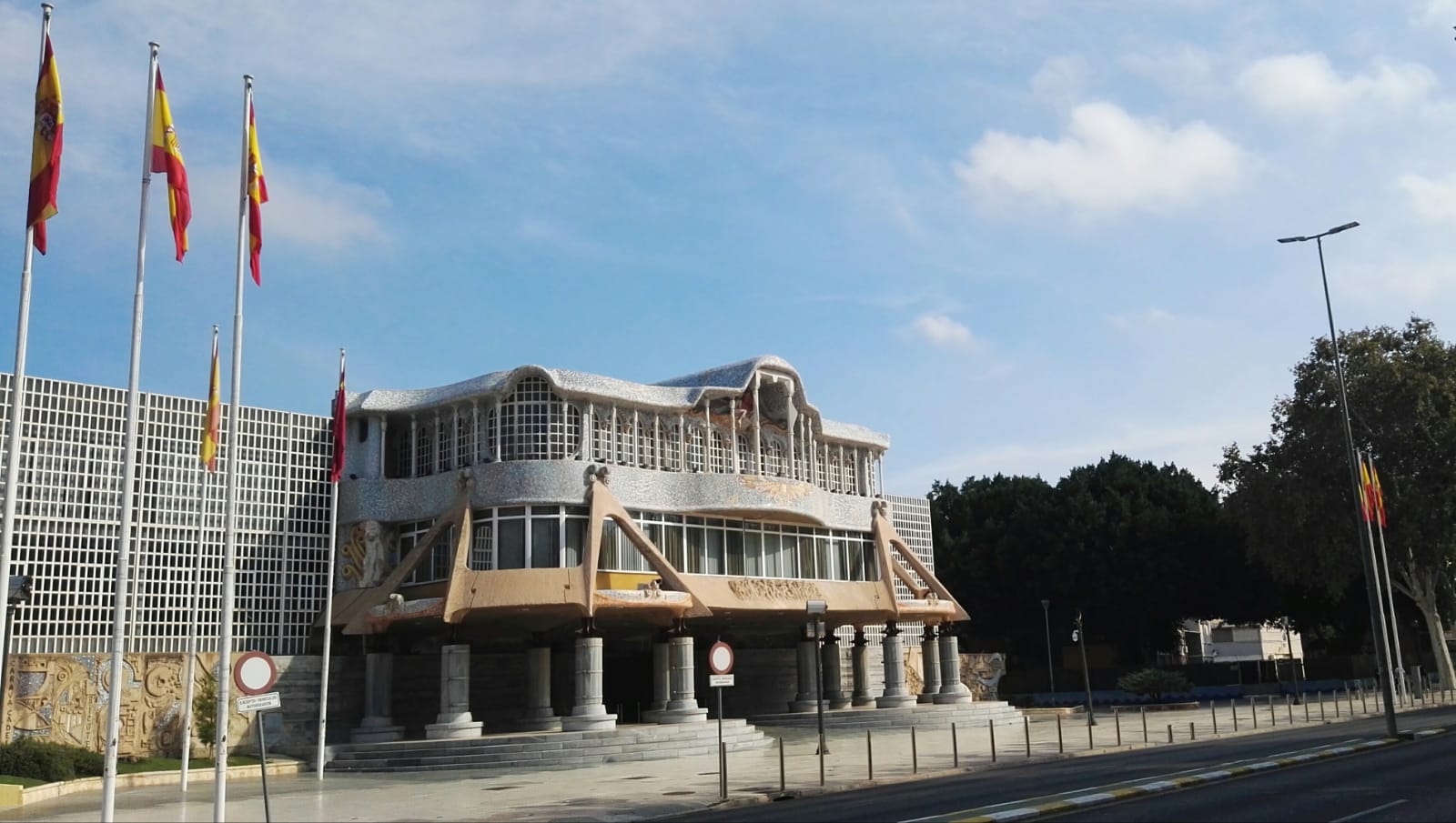 La Asamblea Regional de Murcia luce la bandera de España