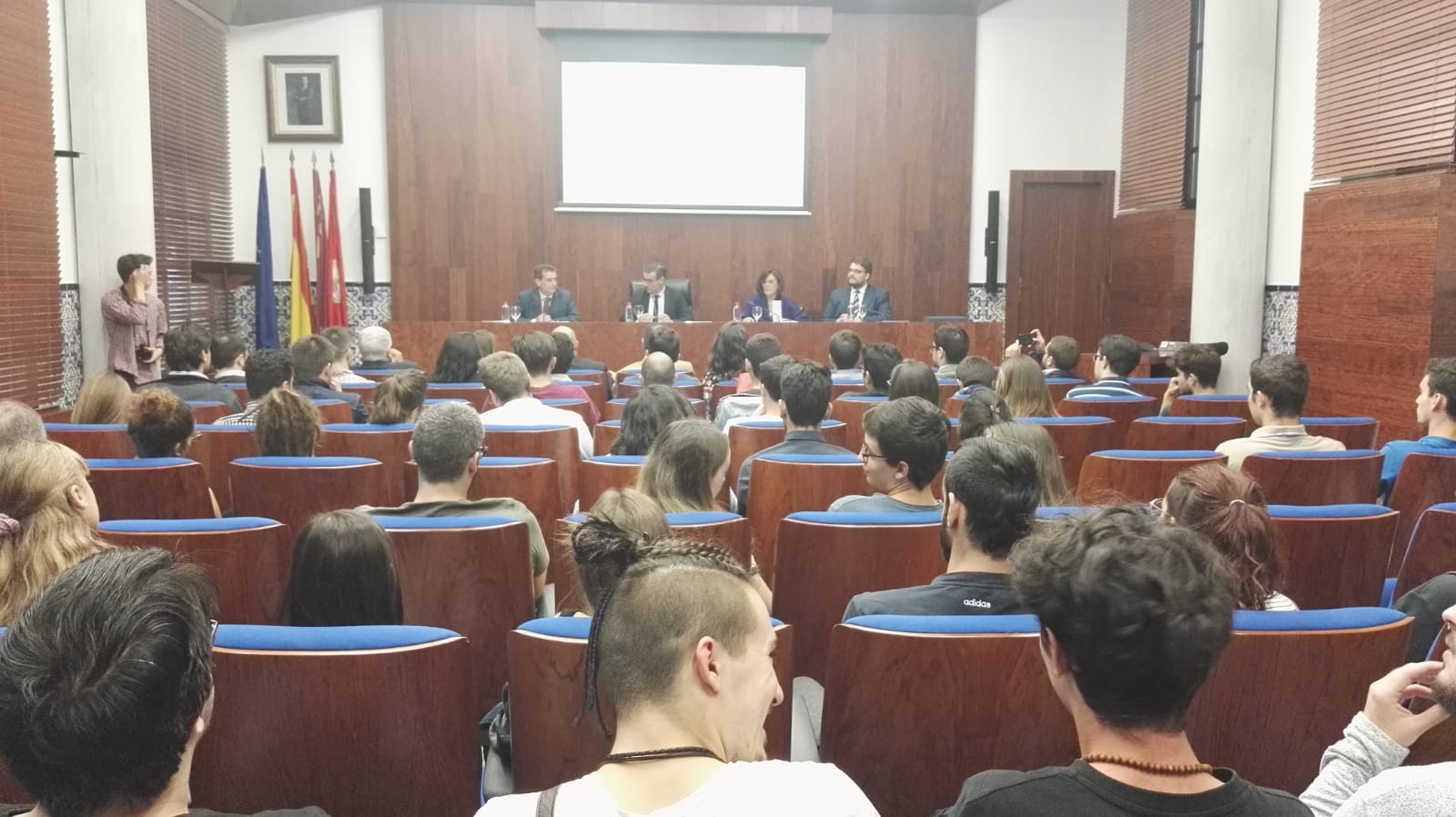 Rosa Peñalver, distinguida como primera socia de Honor del Club de Debate de la Universidad de Murcia