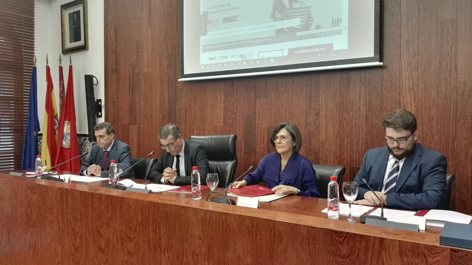 Rosa Peñalver, distinguida como primera socia de Honor del Club de Debate de la Universidad de Murcia