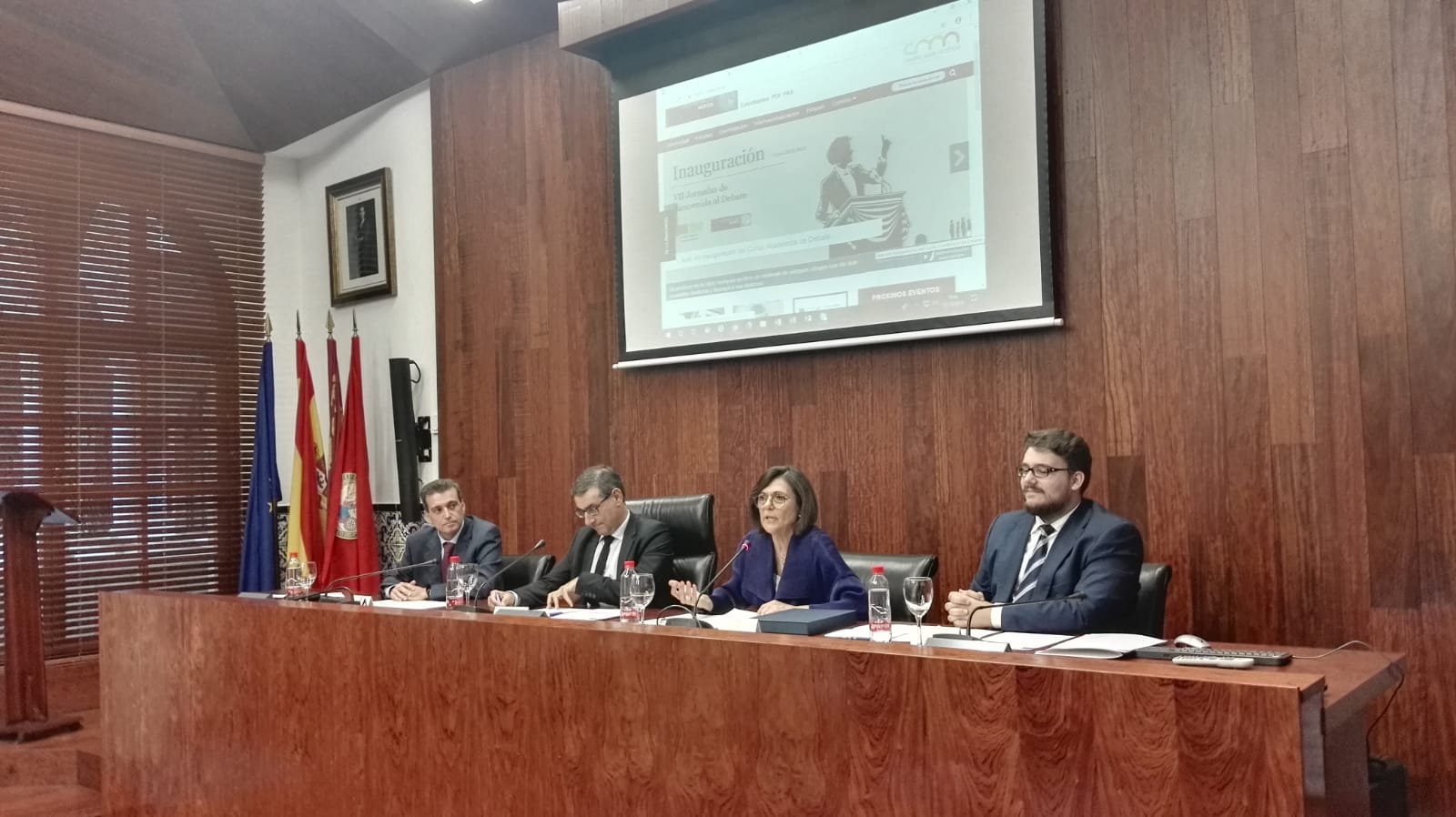Rosa Peñalver, distinguida como primera socia de Honor del Club de Debate de la Universidad de Murcia