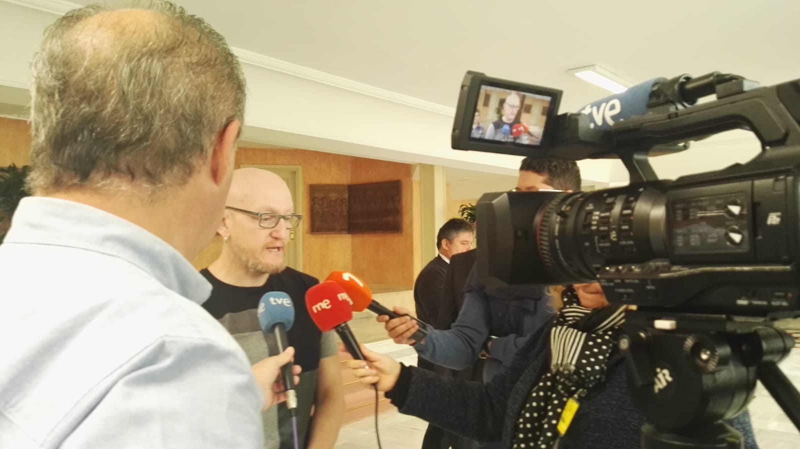 Jesús Costa, del Colectivo No Te Prives, atiende a los medios de comunicación