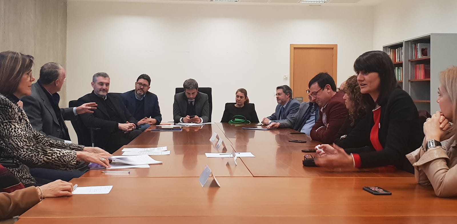 Una amplia delegación de la Asamblea visita la Fiscalía