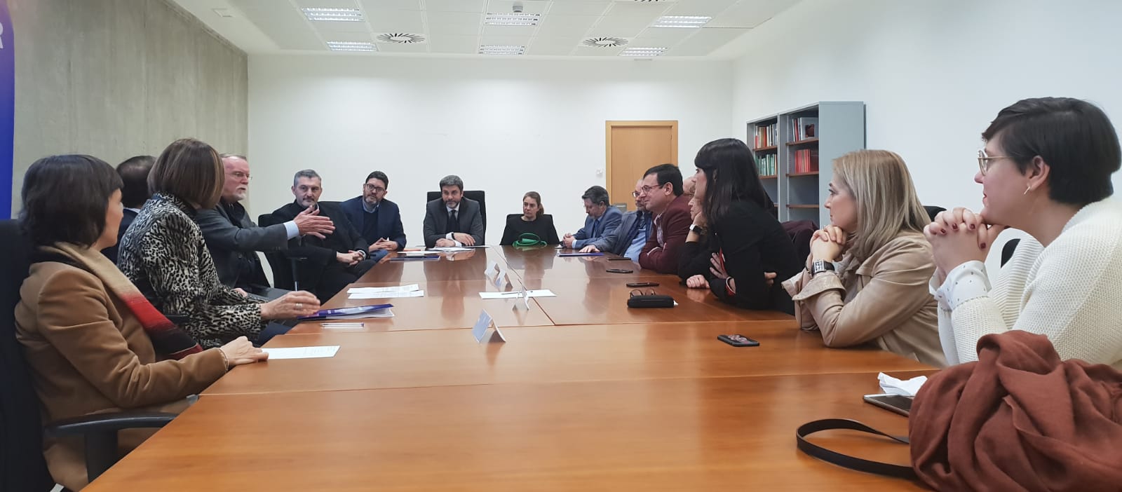 Una amplia delegación de la Asamblea visita la Fiscalía