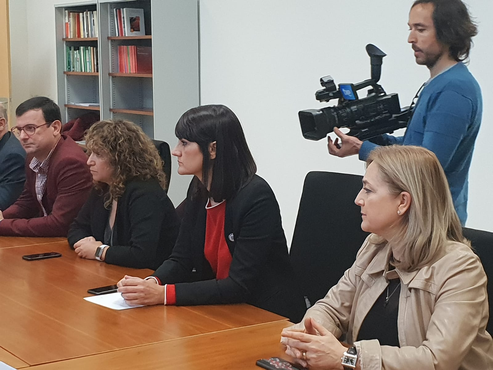 Una amplia delegación de la Asamblea visita la Fiscalía