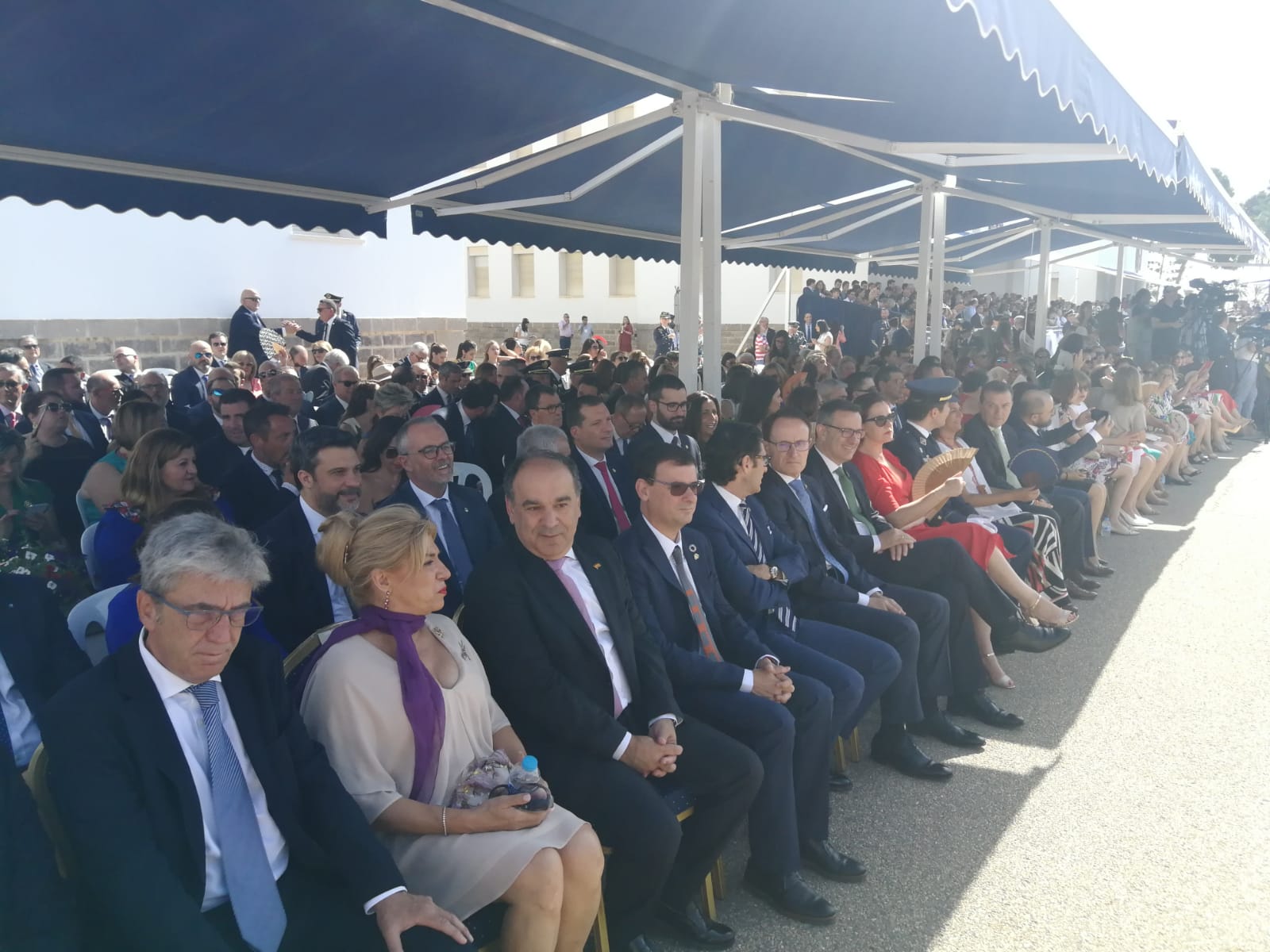 Los miembros de la Mesa y portavoces parlamentarios en la entrega de reales despachos a los nuevos tenientes del Ejército del Aire