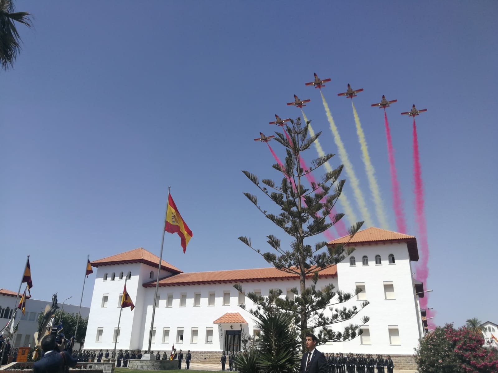La patrulla Aguila dibuja la bandera de España sobre el cielo de San Javier al cierre de la ceremonia