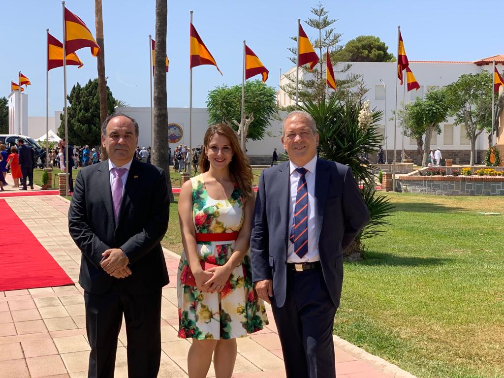 Francisco Carrera, secretario primero de la Asamblea, posa con los concejales de Vox en San Javier, Isbel María Ferrer y Rafael Vílchez