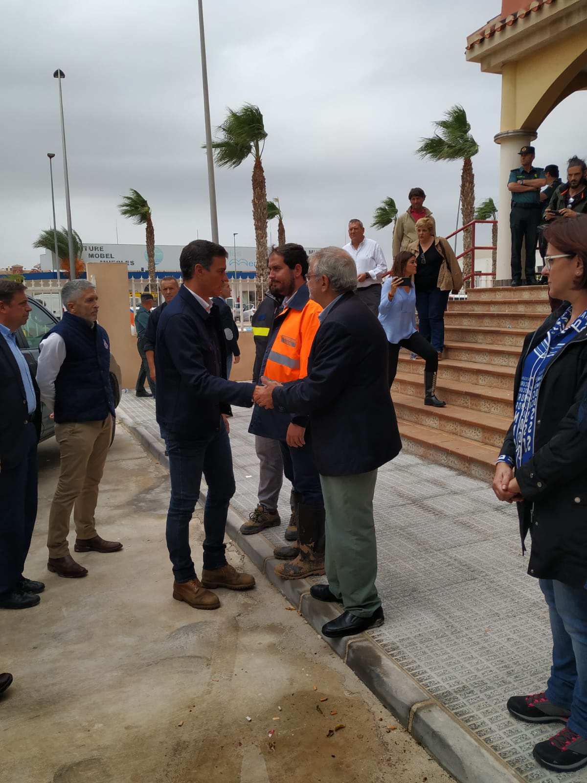Pedro Sánchez saluda a Mario Pérez Cervera y a Alberto Castillo a su llegada a Los Alcázares
