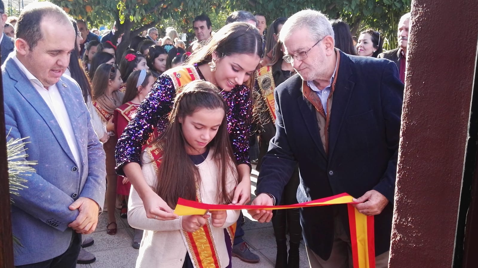 Candela Sánchez, Reina de la Huerta Infantil corta la cinta en presencia de Isabel López, Reina de la Huerta, Juan Pablo Hernández, presidente de la Federación de Peñas Huertanas y Alberto Castillo, presidente de la Asamblea Regional