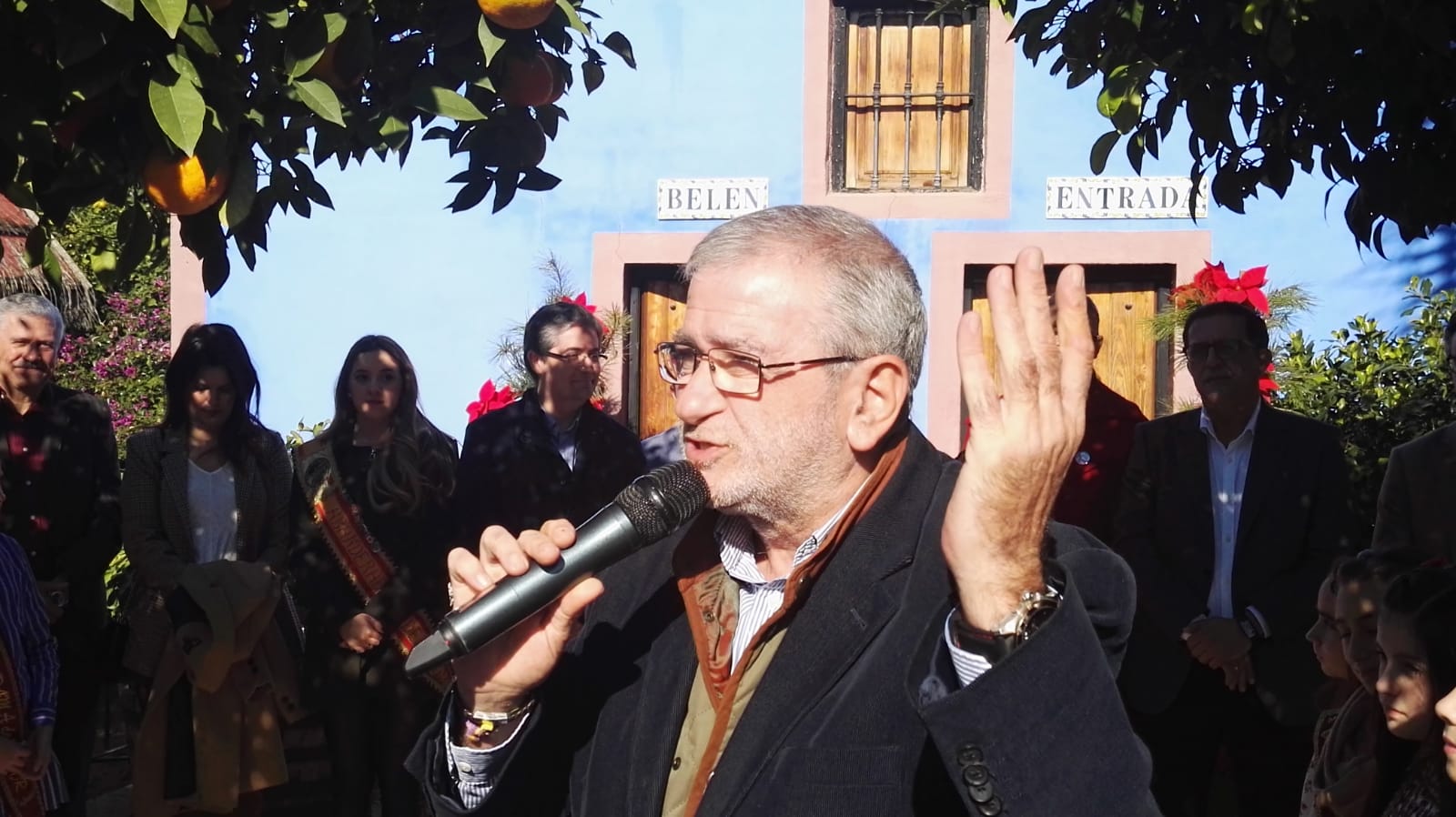Juan Pablo Hernández, presidente de la Federación de Peñas Huertanas entrega a Alberto Castillo una figura de San José y la Virgen con el Niño
