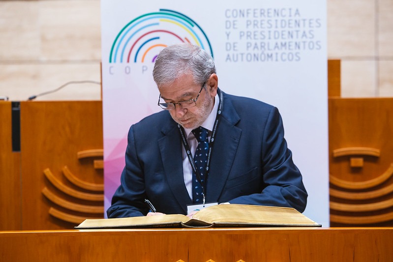 Alberto Castillo ha firmado en el libro de honor de la Asamblea de Extremadura