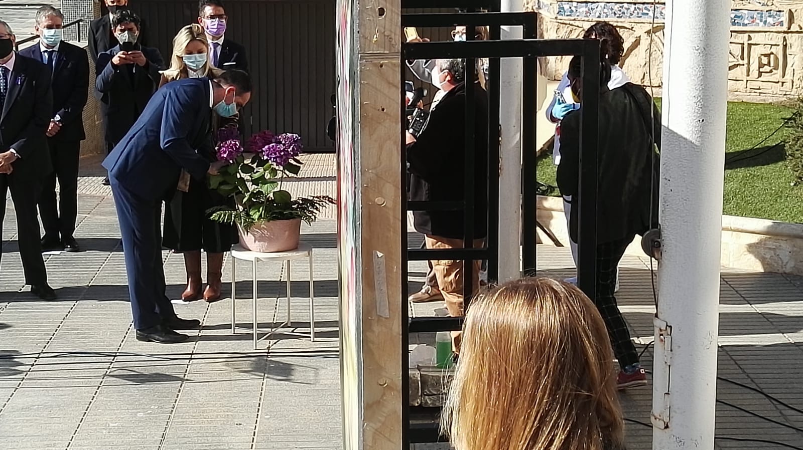 Juan Jośe Liarte, portavoz del Grupo Parlamentario Vox, deposita una flor en homenaje a una de las víctimas de violencia machista