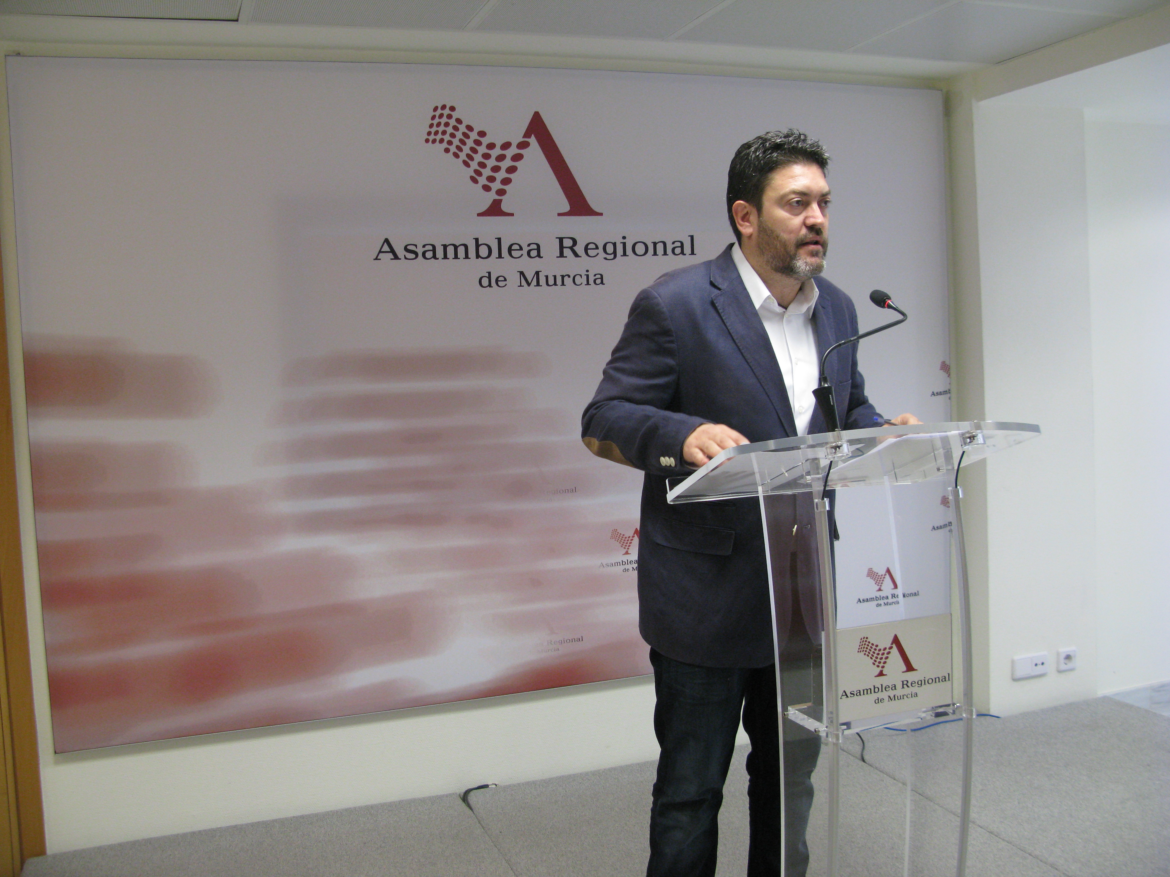 La presidenta de la Asamblea muestra el soporte electrónico con los Presupuestos para 2016, junto al consejero de Hacienda, los portavoces parlamentarios, la vicepresidenta primera y el presidente de la Comisión de Economía