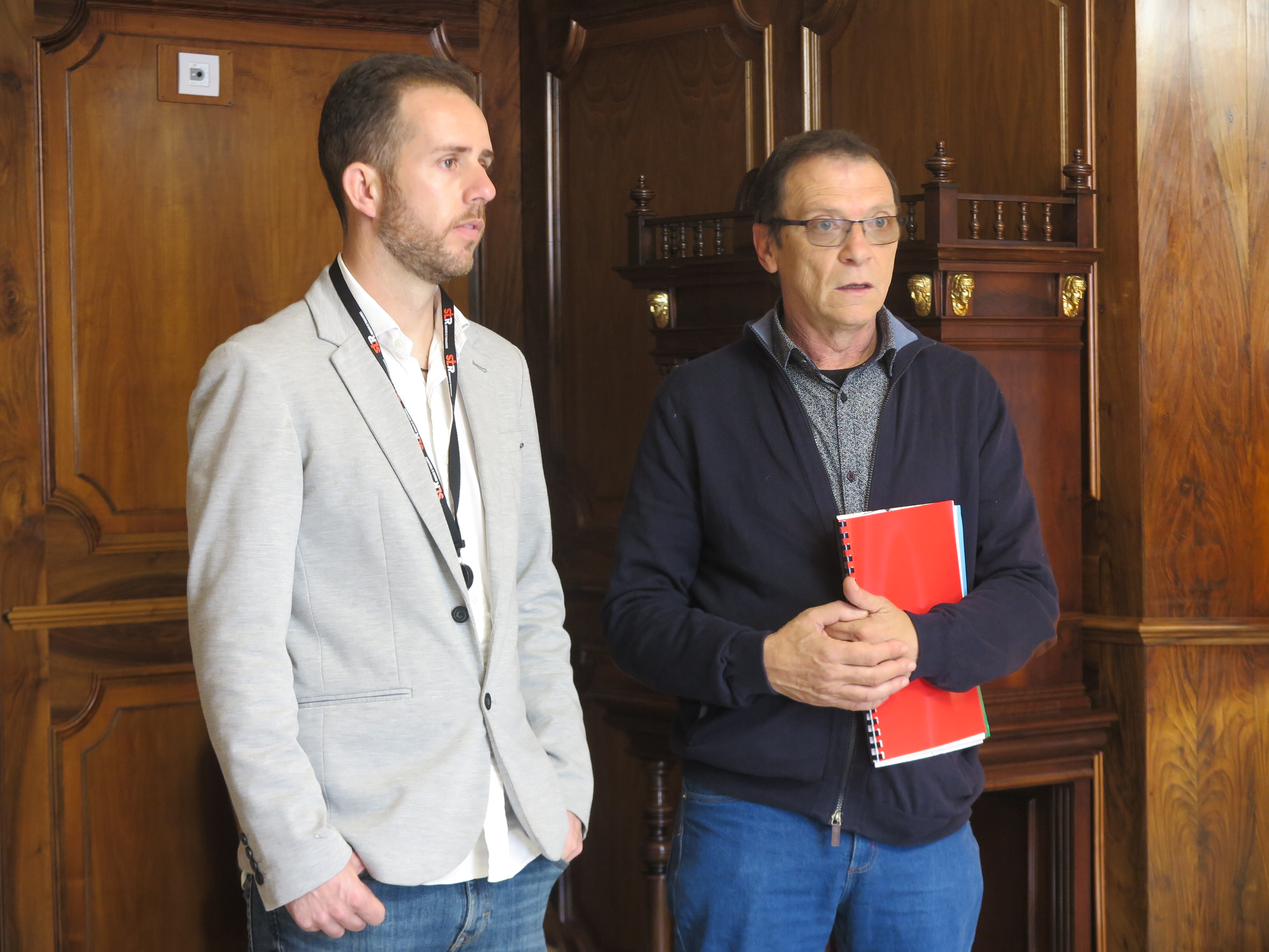 El delegado territorial del sindicato de trabajadores STR en la Región de Murcia, Alfonso Martínez, junto con José Manuel Sáez, apoderado de la organización sindical, previamente a la visita al presidente de la Asamblea Regional