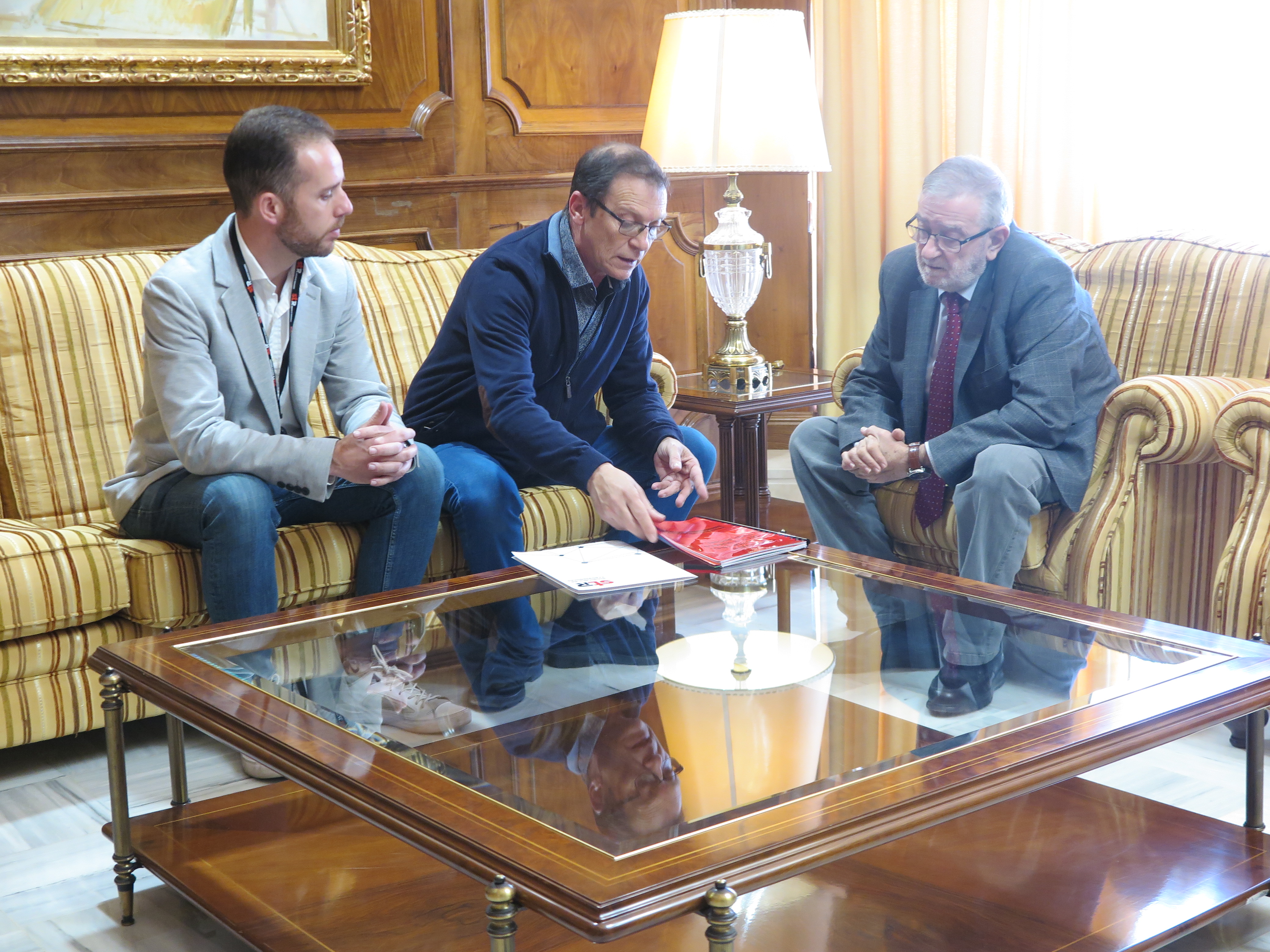 El presidente de la Asamblea Regional recibe a la delegación territorial del sindicato de trabajadores STR en la Región de Murcia