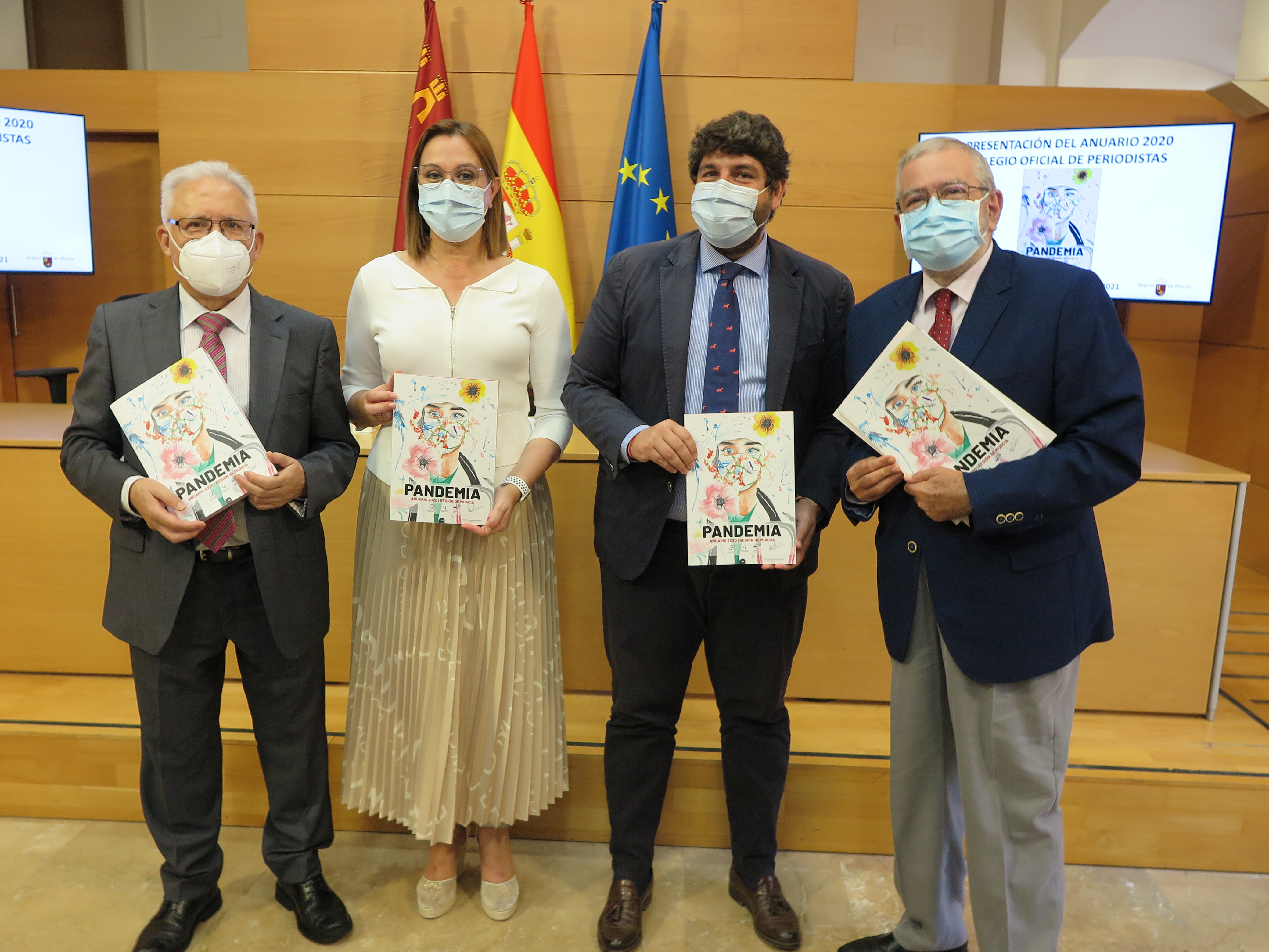 El presidente del Colegio de Periodistas, Arturo Andreu; la vicepresidenta del Gobierno regional, Isabel Franco; el presidente de la Región, Fernando López Miras y el presidente de la Asamblea Regional, Alberto Castillo tras la presentación del anuario