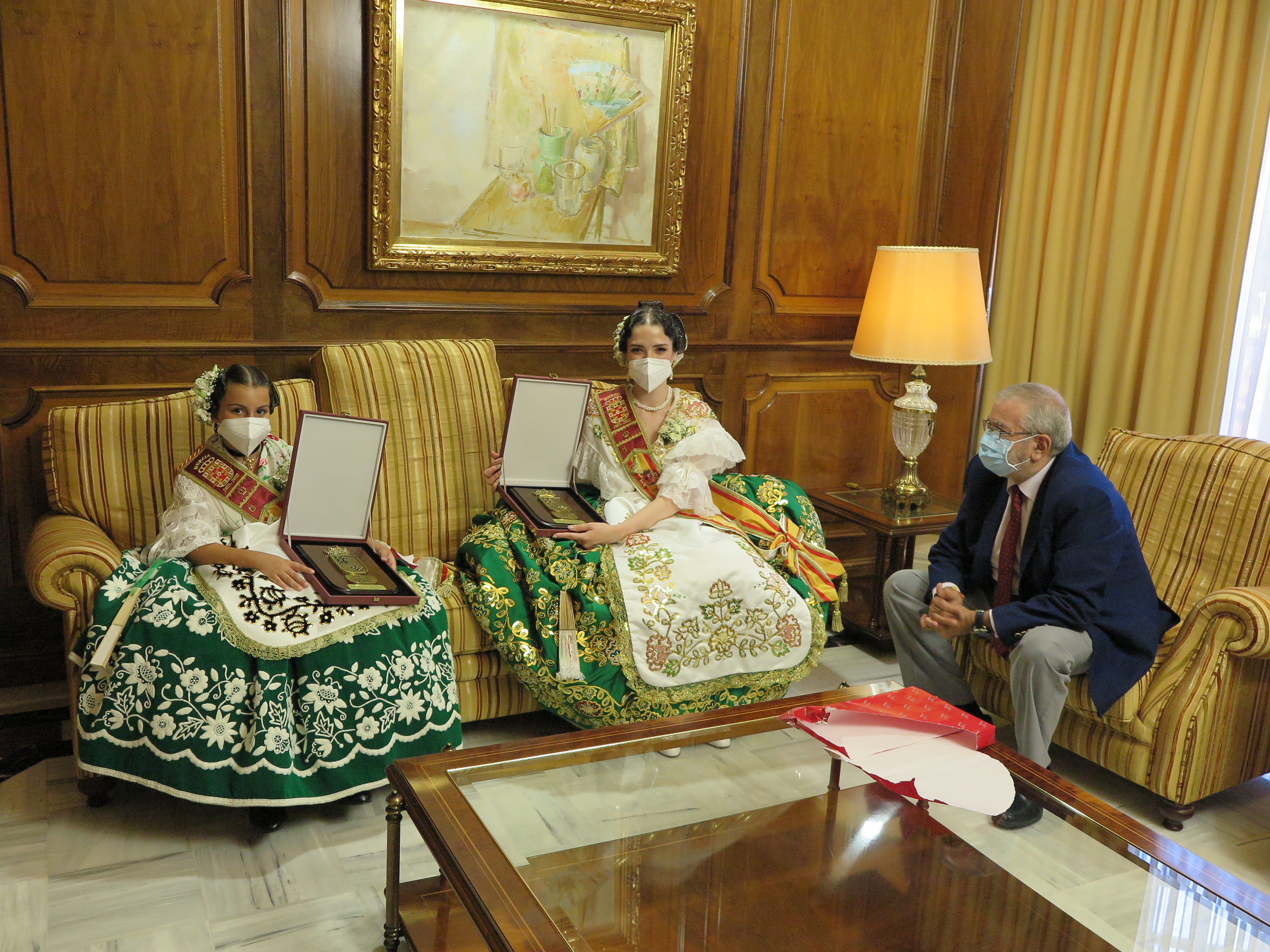 El presidente entrega un obsequio a las Reinas de la Huerta 2021