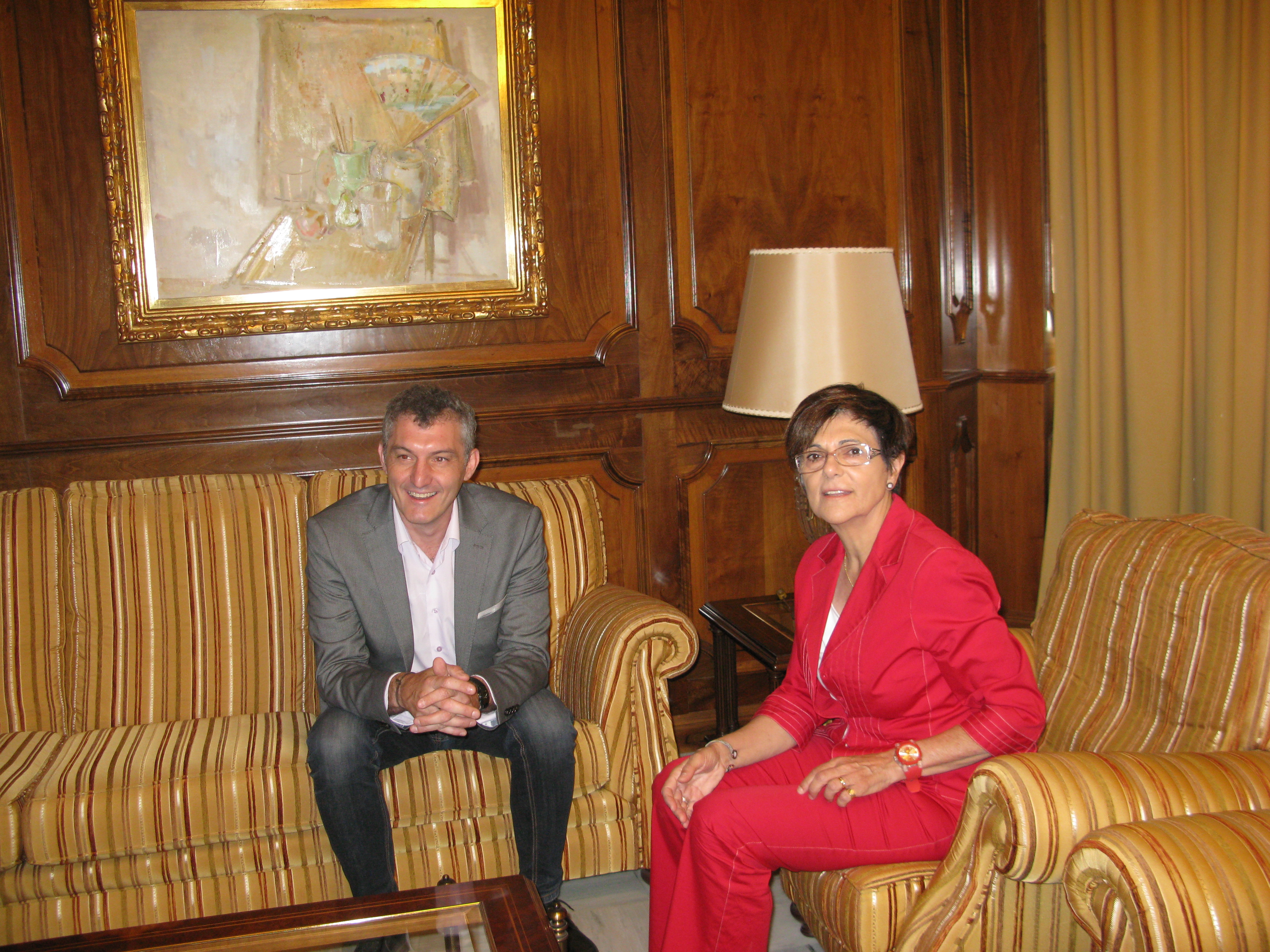 La presidenta de la Asamblea, Rosa Peñalver, con el portavoz del Grupo Parlamentario Podemos, Óscar Urralburu, en junio de 2015
