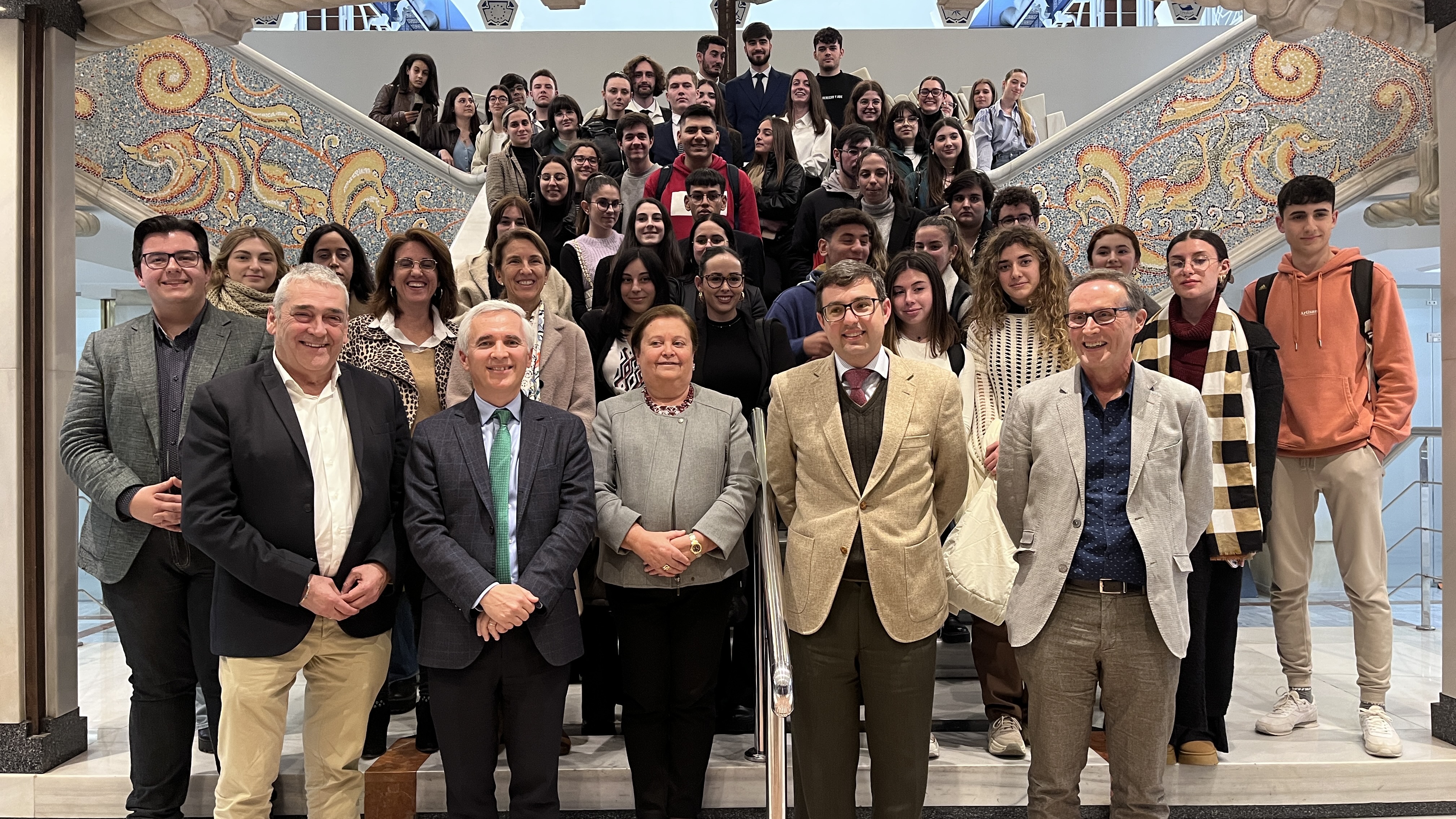 Foto de familia tras la conferencia del catedrático de Derecho Constitucional (UPV EHU), Javier Tajadura, en al Asamblea Regional de Murcia