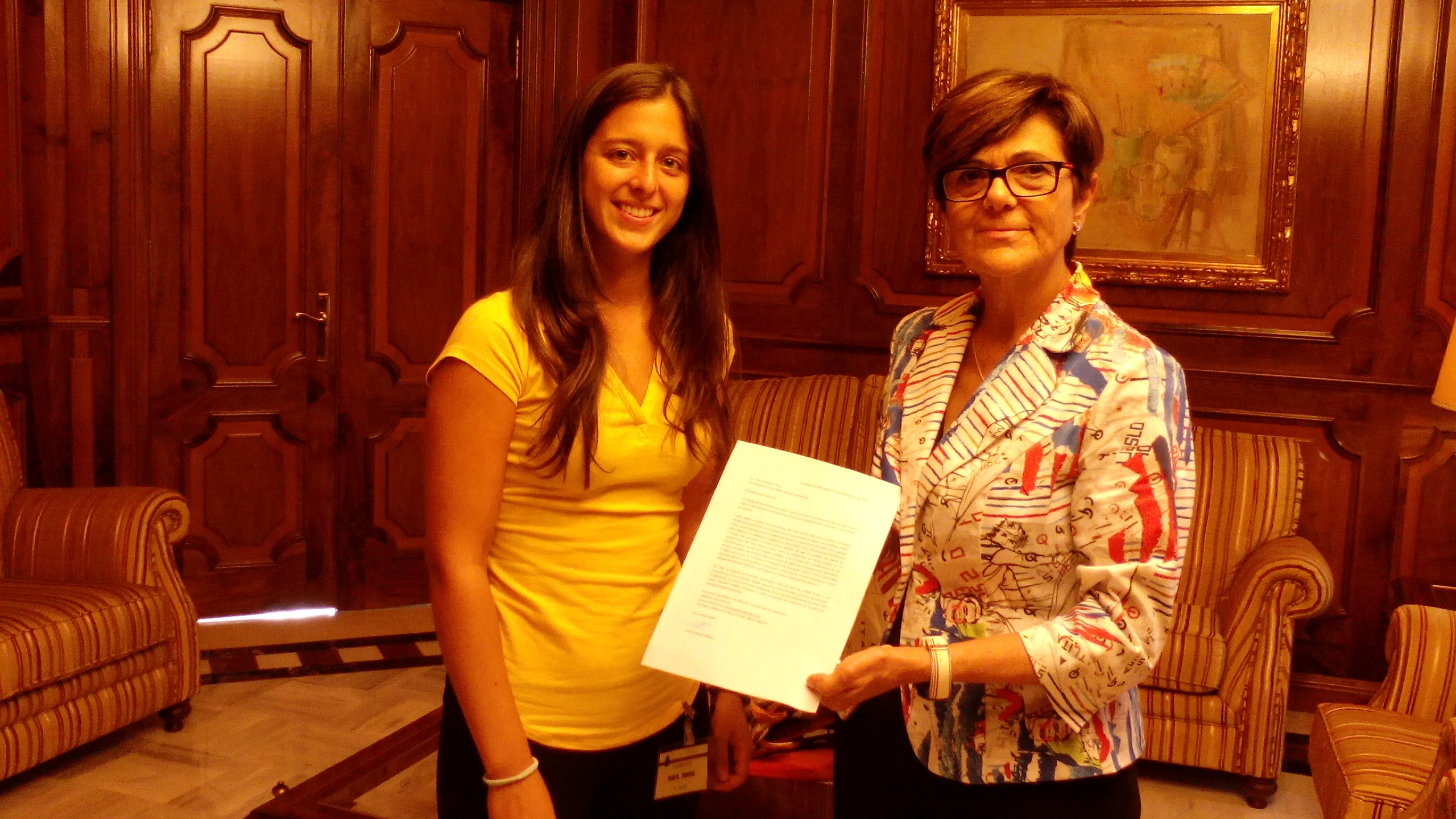 Cristina Marín entrega a la presidenta de la Asamblea la carta en la que denuncia el deterioro del Mar Menor y pide medidas para su recuperación