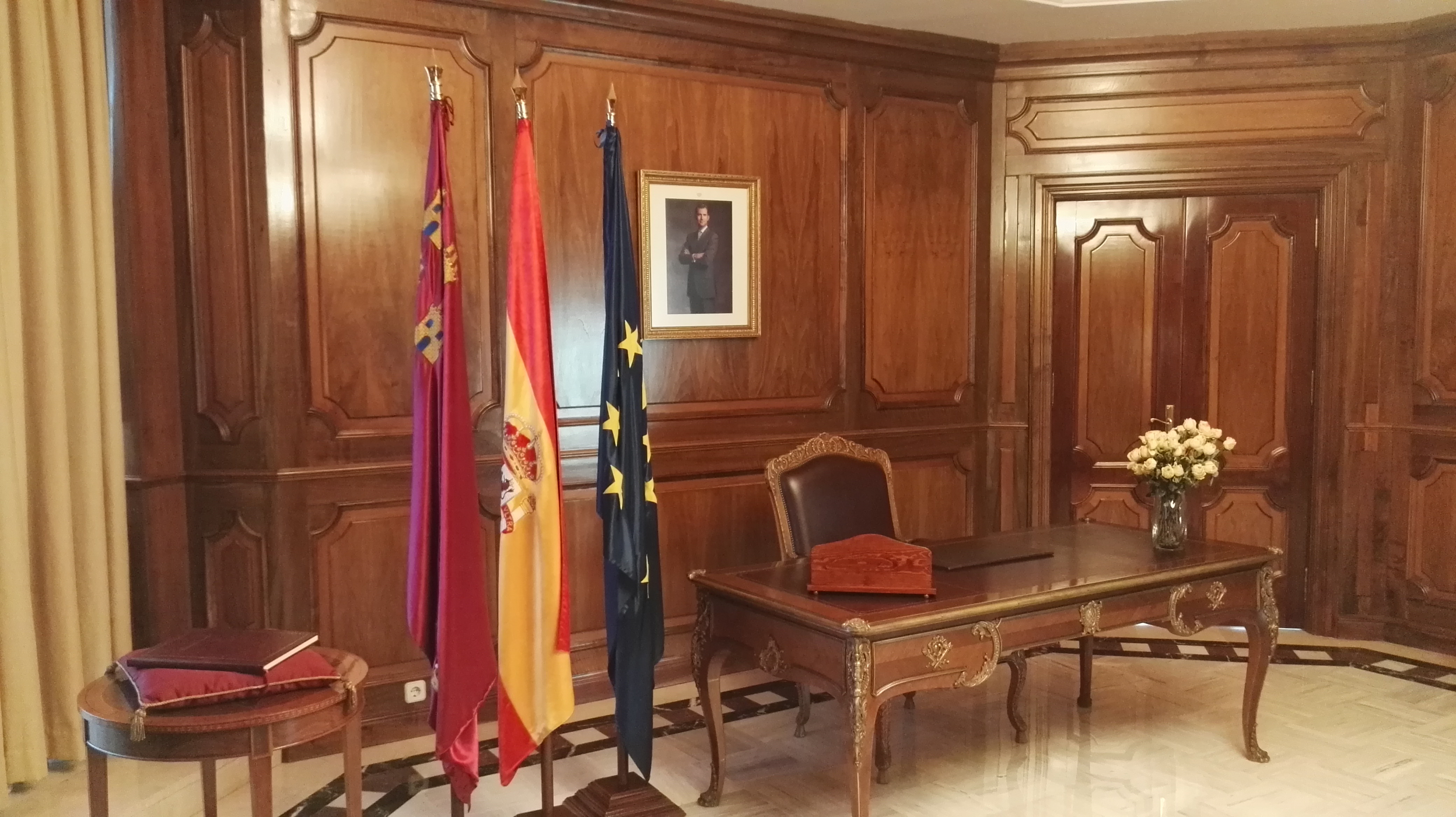 Las banderas de Europa, España y la Región de Murcia, están presentes en el Salón del Príncipe
