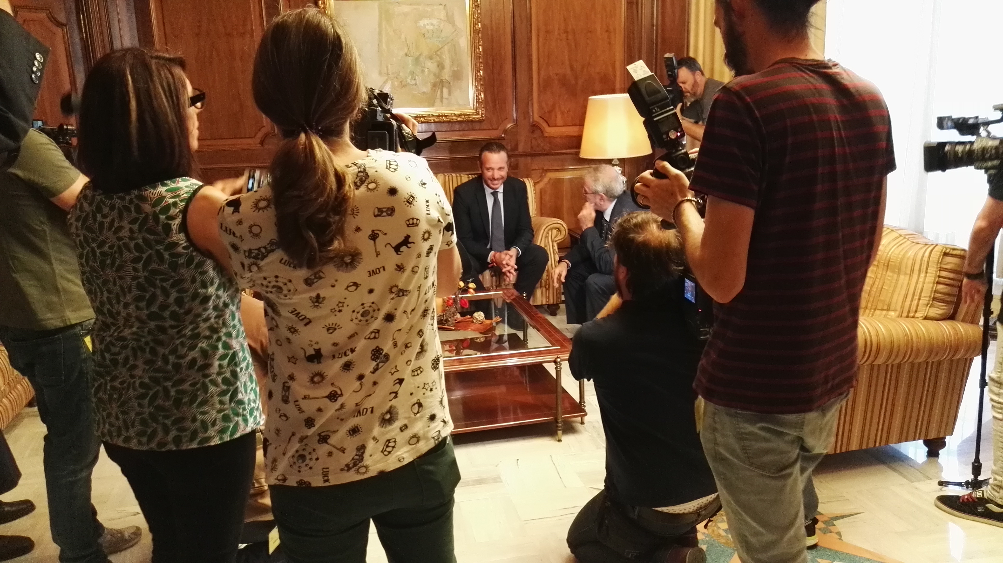 El presidente de la Asamblea, Alberto Castillo, recibe al portavoz del Grupo Popular, Joaquín Segado