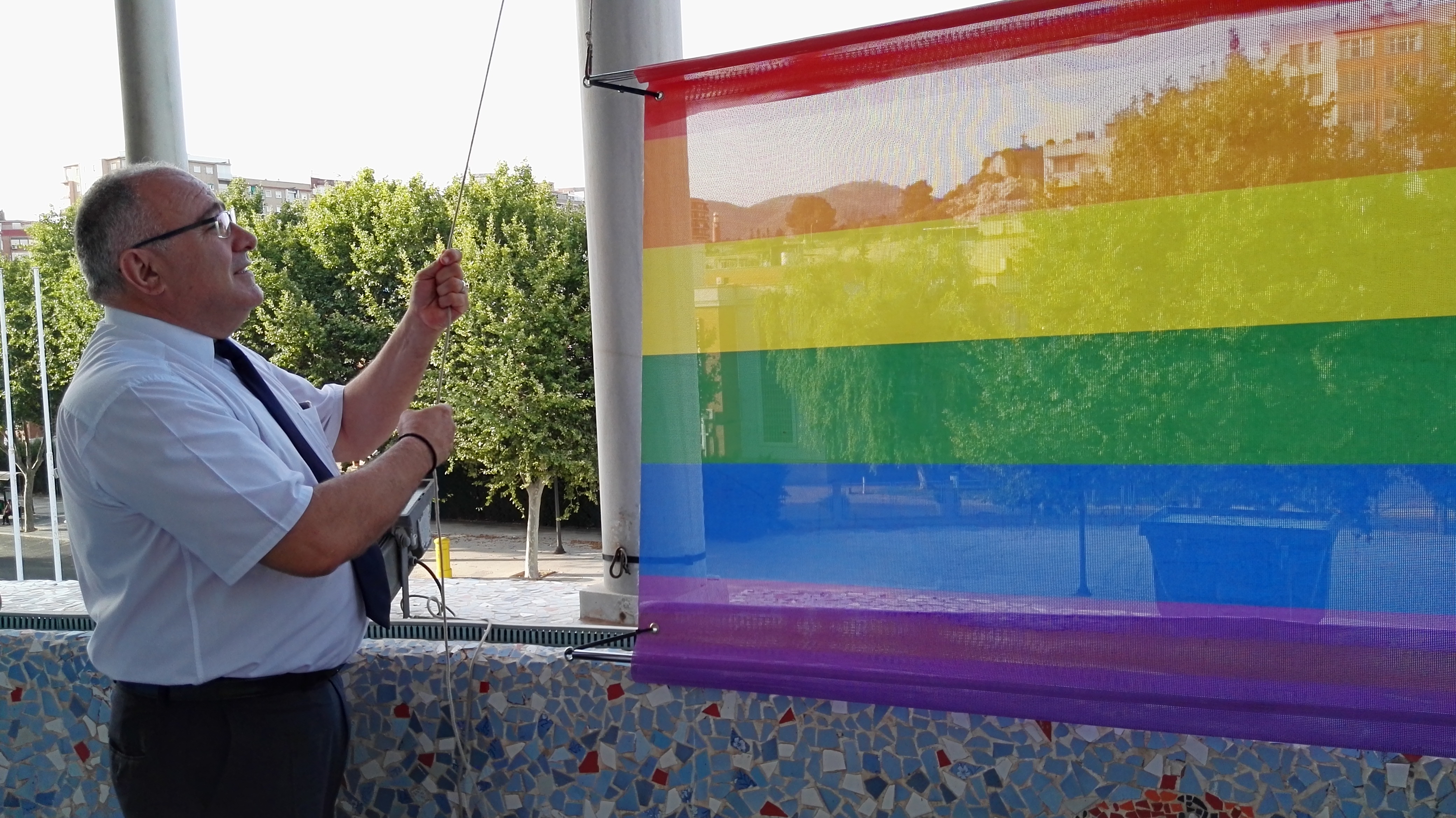 Funcionarios de la Cámara colocan la bandera arcoiris a primera hora de la mañana