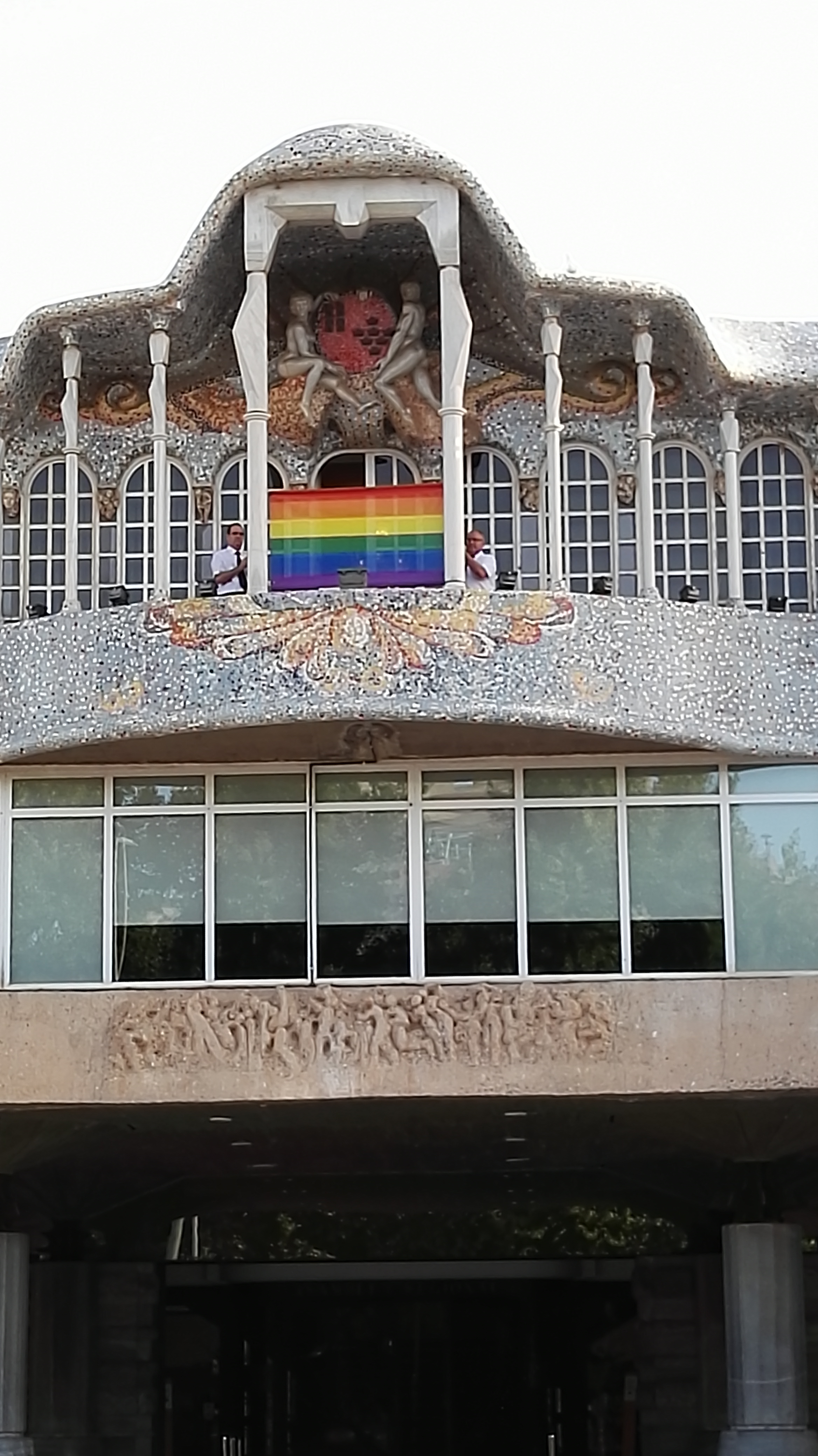 Funcionarios de la Cámara colocan la bandera arcoiris a primera hora de la mañana
