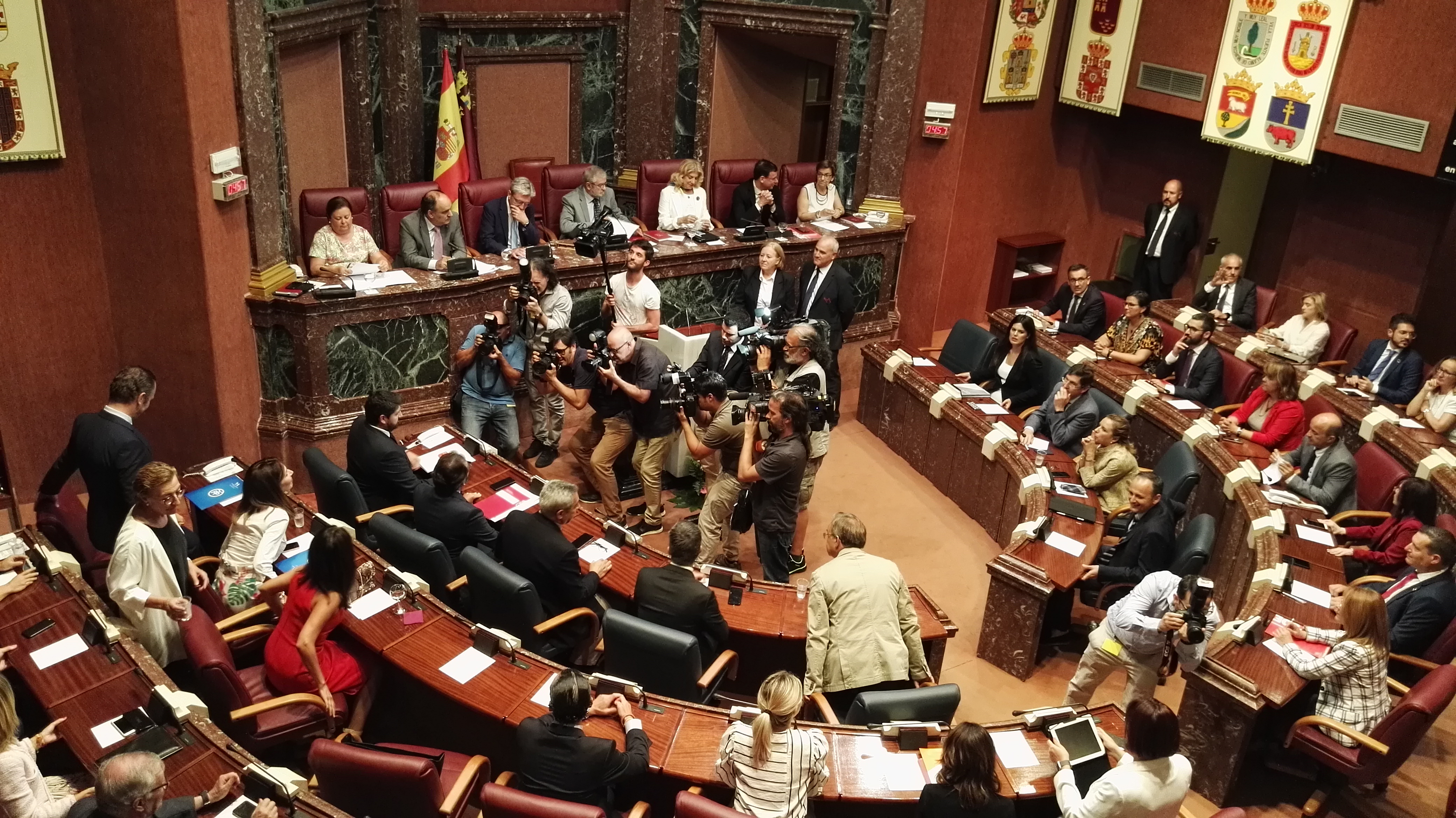 El candidato a la Presidencia de la Comunidad Autónoma y presidente en funciones, Fernando López Miras, minutos antes de iniciar su intervención
