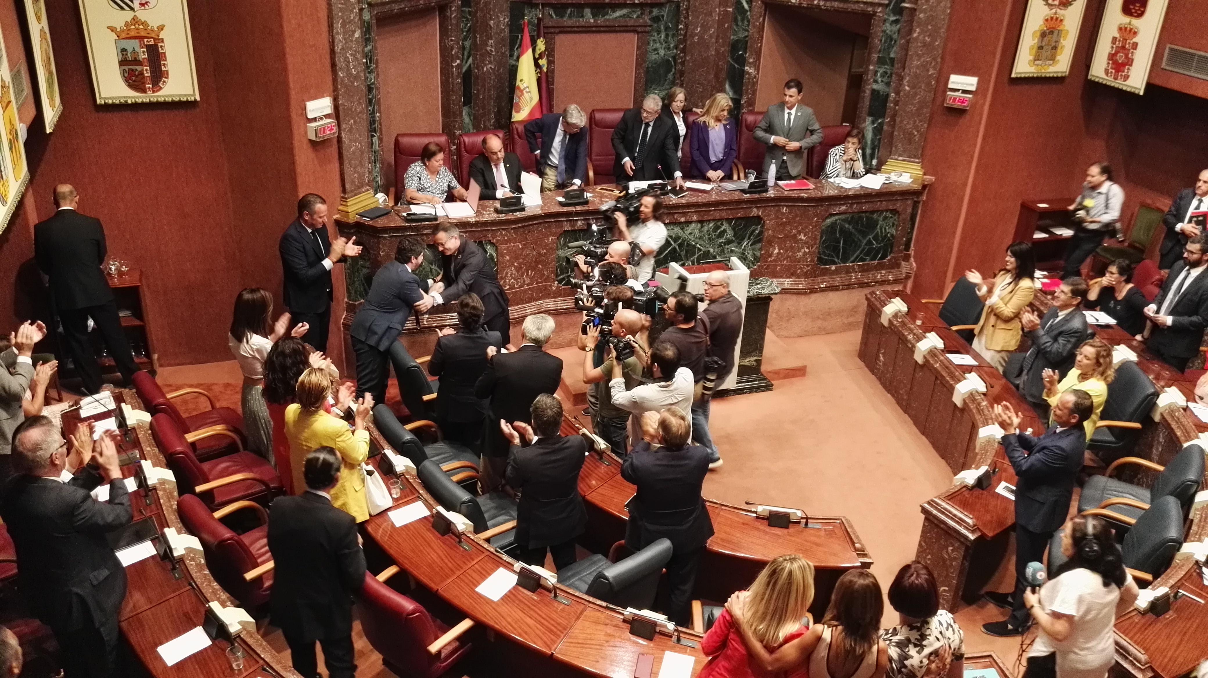 Diego Conesa, portavoz del Grupo Parlamentario Socialista, felicita a López Miras tras su elección como presidente de la Comunidad Autónoma de Murcia