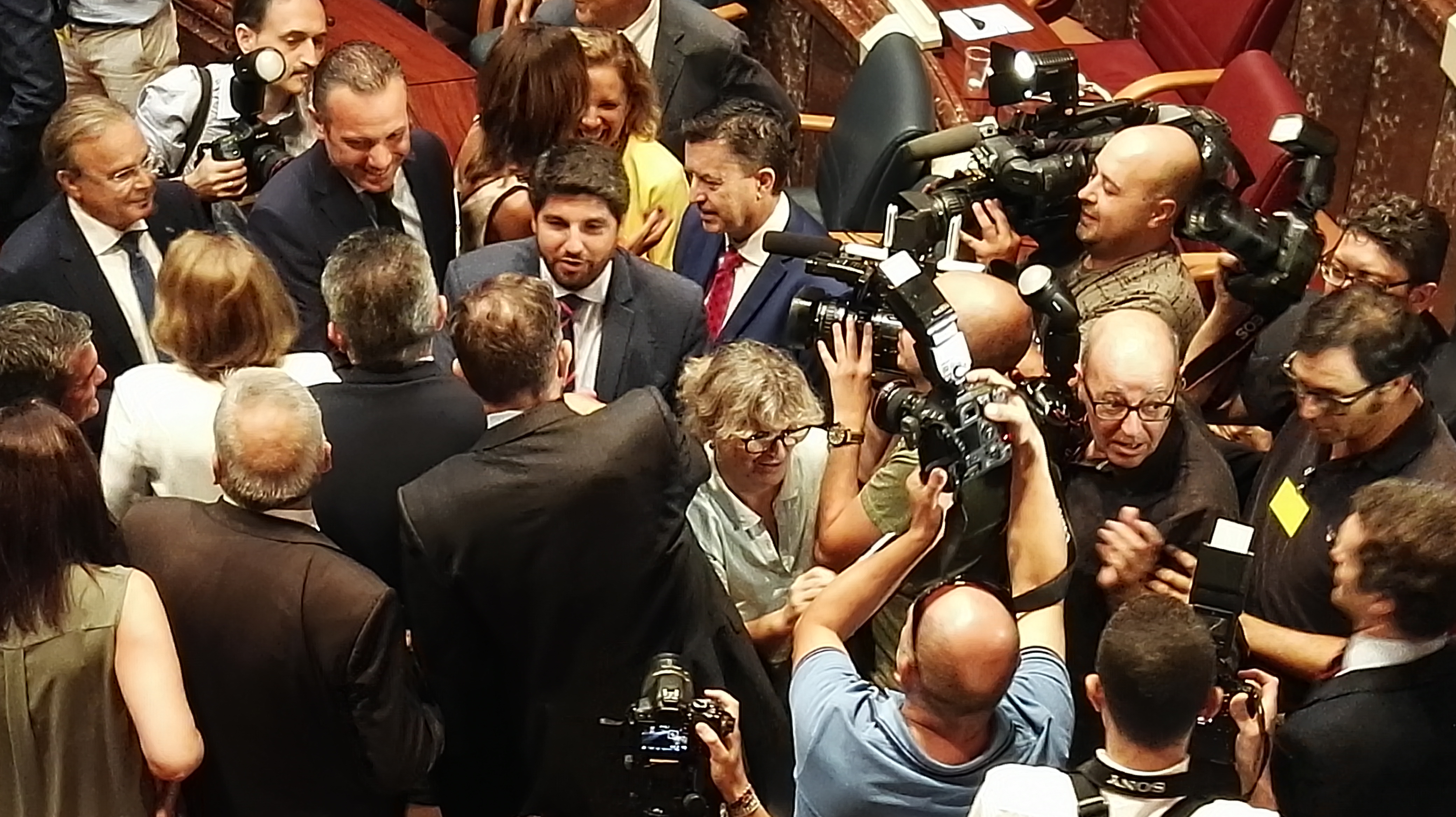 Políticos y periodistas se arremolinan en torno al nuevo presidente de la Comunidad Autónoma de Murcia