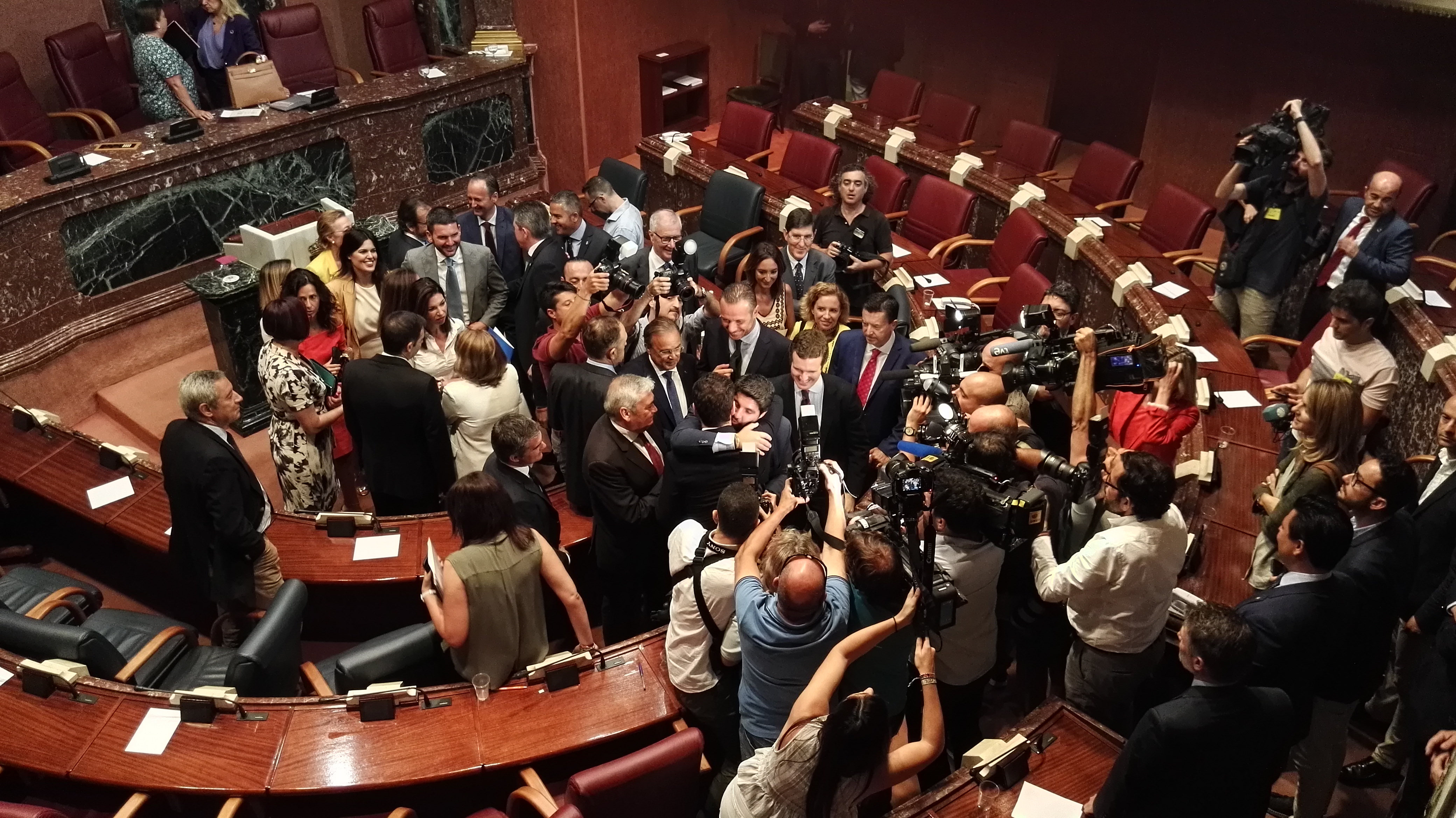 Fernando López Miras, nuevo presidente de la Comunidad Autónoma de Murcia, es felicitado por Teodoro García Egea, en presencia de Pablo Casado y Joaquín Segado