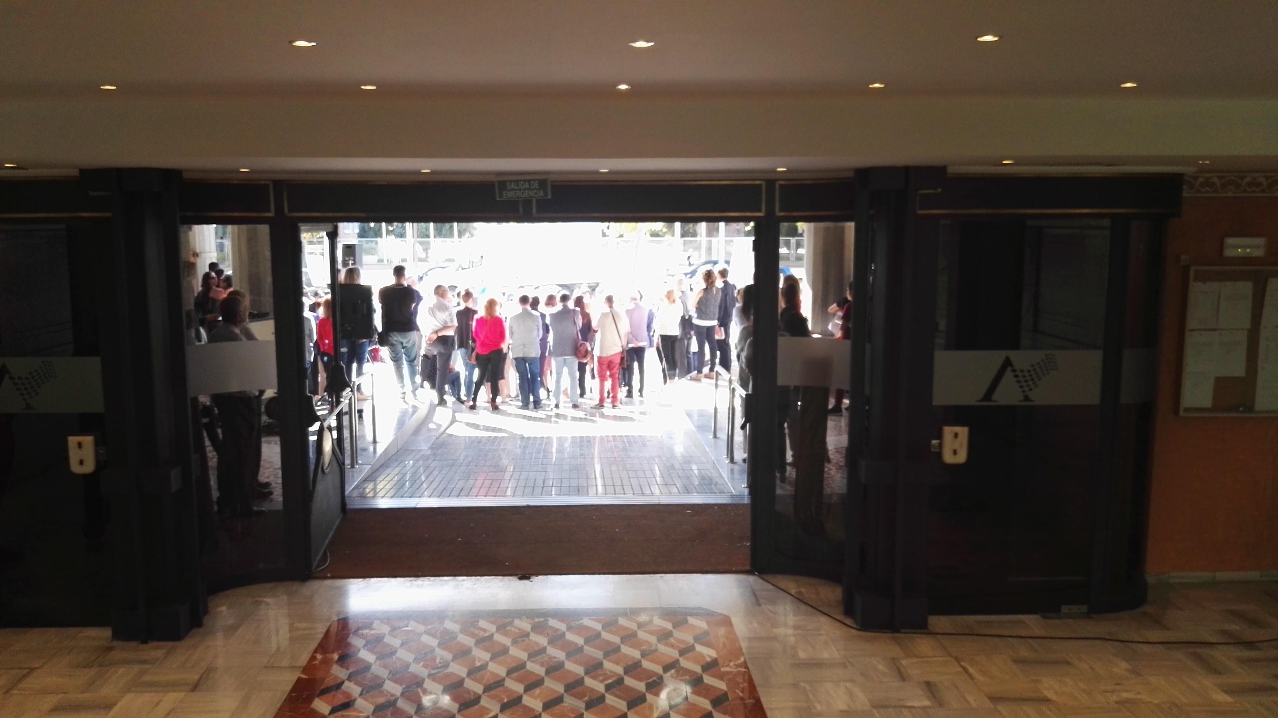 Imagen desde el interior de la Asamblea del acto celebrado frente a sus puertas