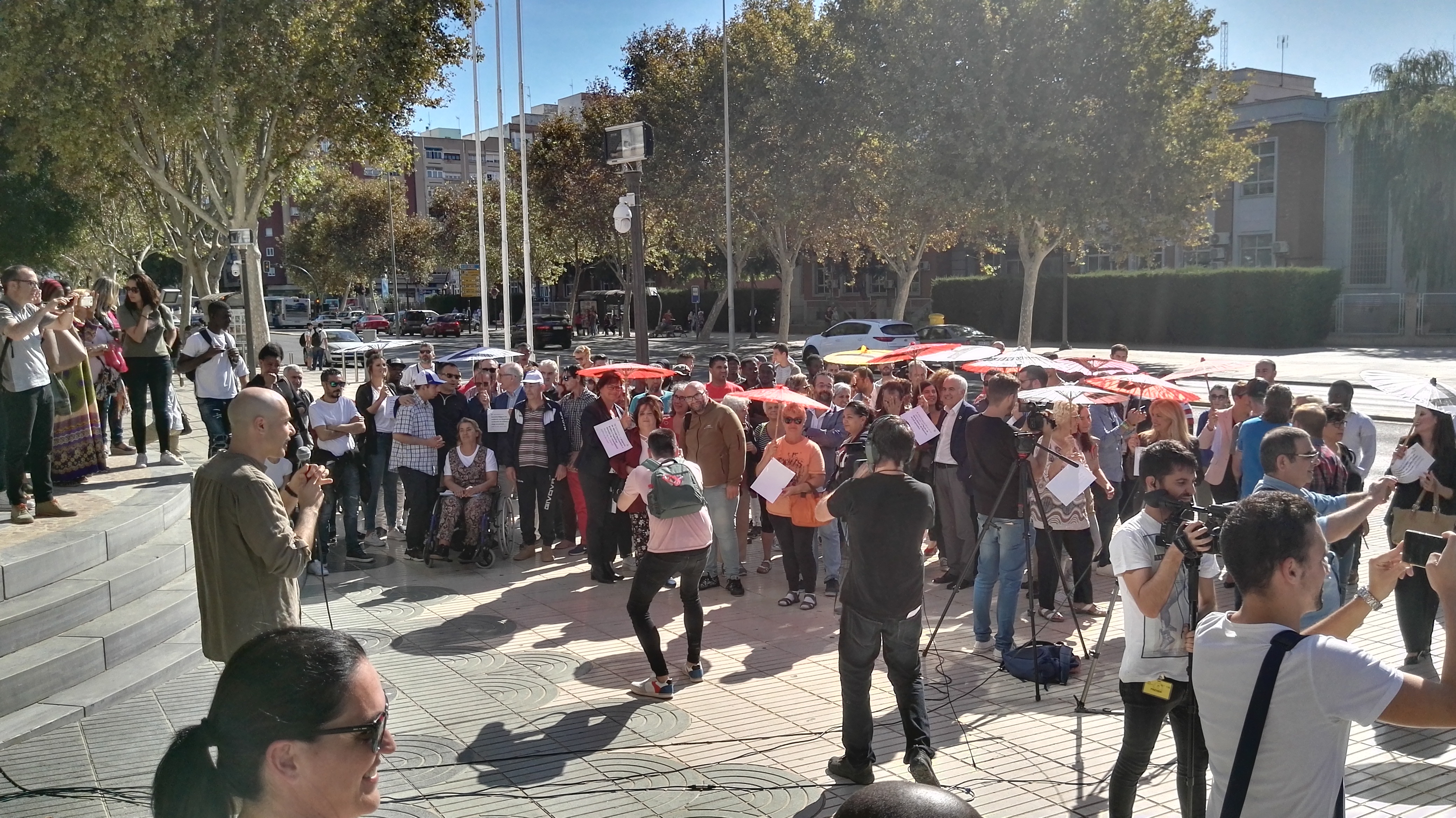 Los diputados y autoridades asistentes al acto se han prestado a visibilizar la necesaria colaboración entre todos para luchar contra la pobreza