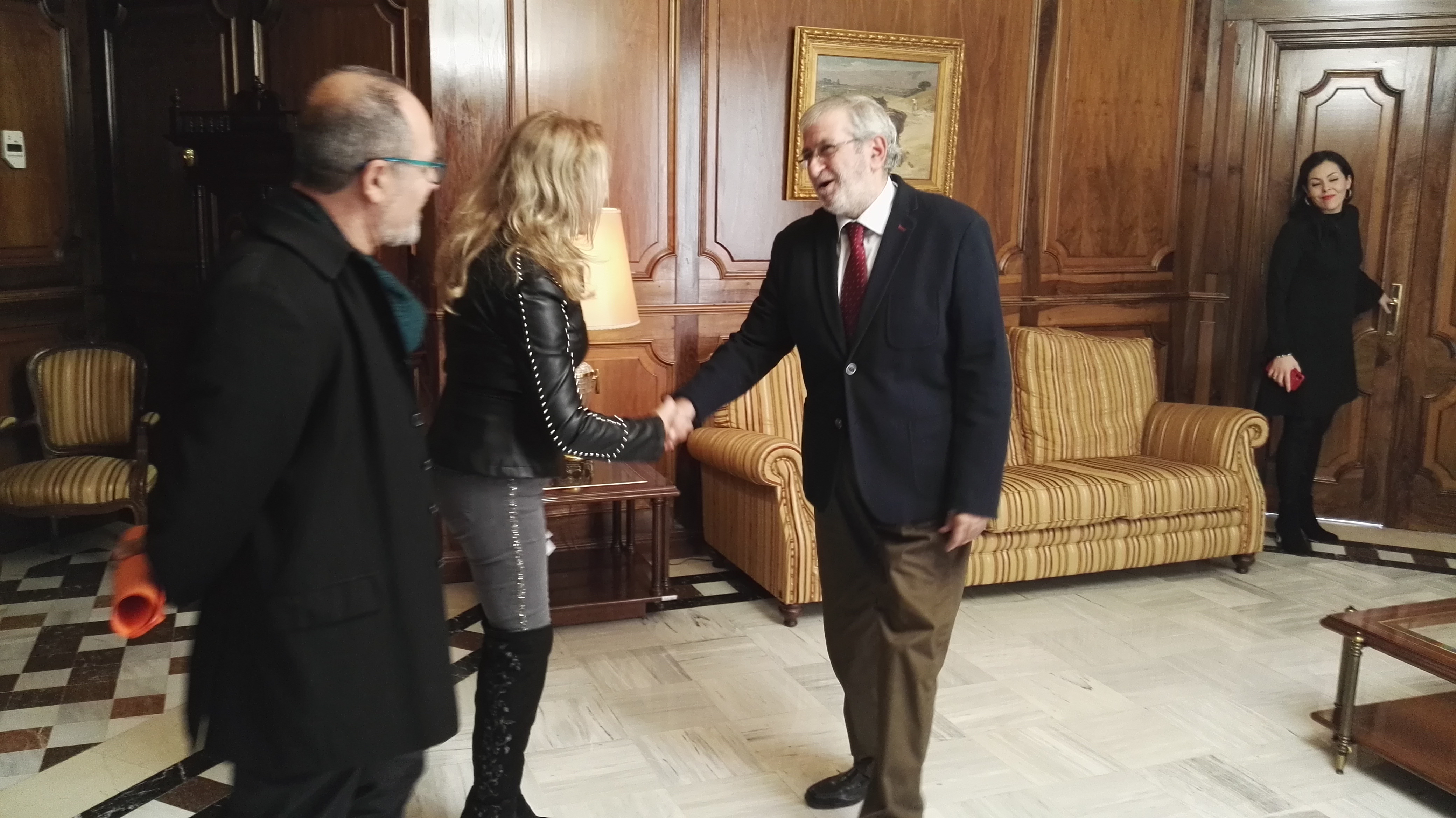 El presidente de la Asamblea, Alberto Castillo, saluda a Fulgencia Plazas, directora de Cultura del Ayuntamiento de Cartagena