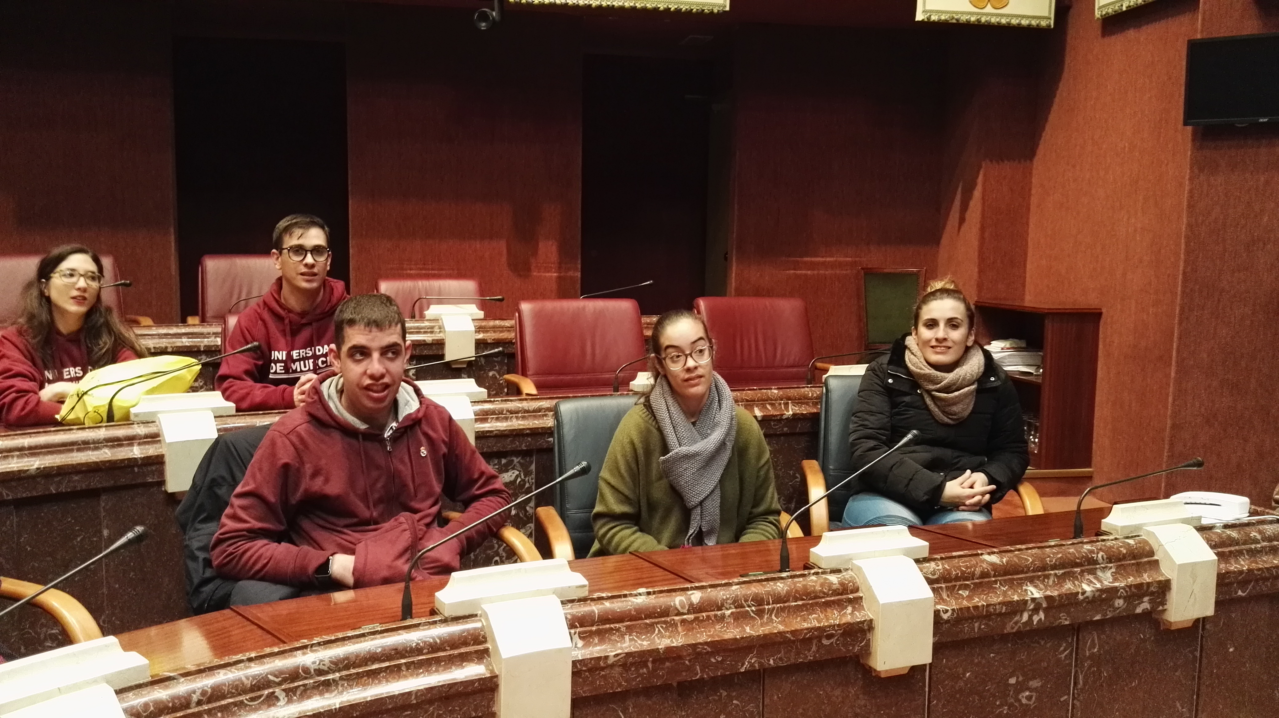 Los estudiantes se han sentado en el banco azul del Gobierno y en los escaños de los diputados