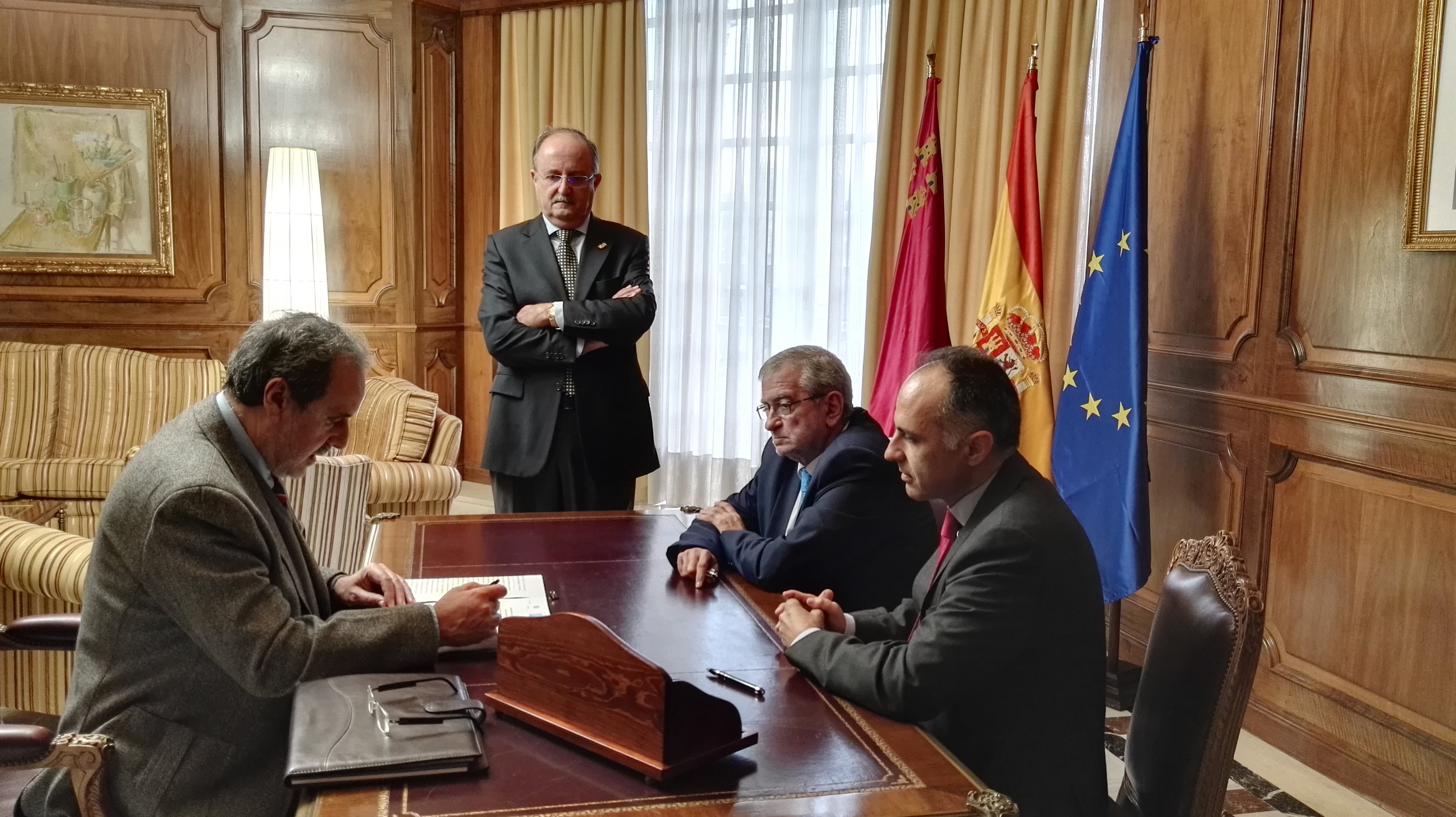 El notario, Miguel Angel Cuevas, lee ante los interesados las claúsulas del acuerdo
