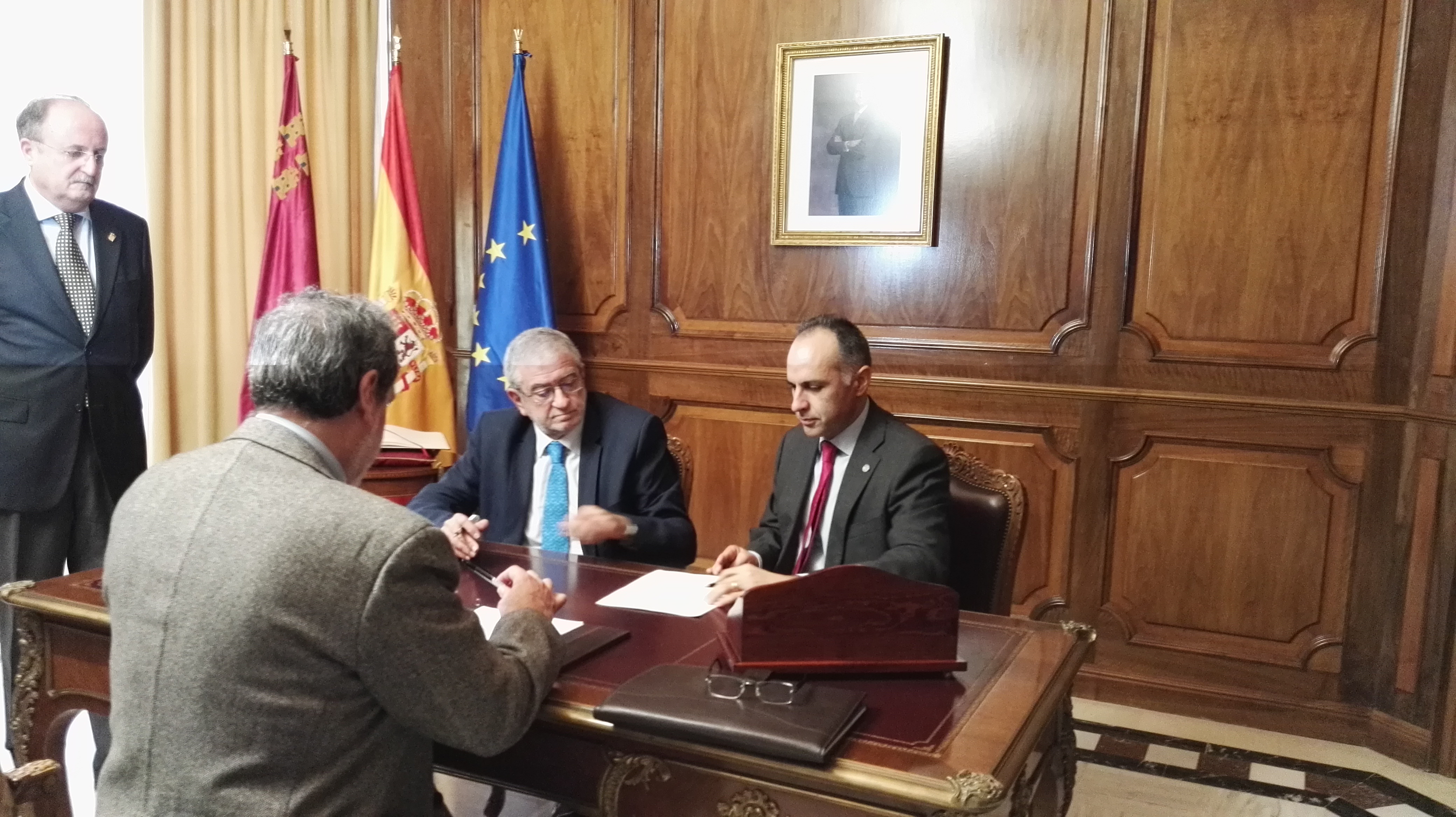 El rector de la UPCT, Alejandro Díaz Morcillo, firma el acuerdo que recoge una nueva prórroga