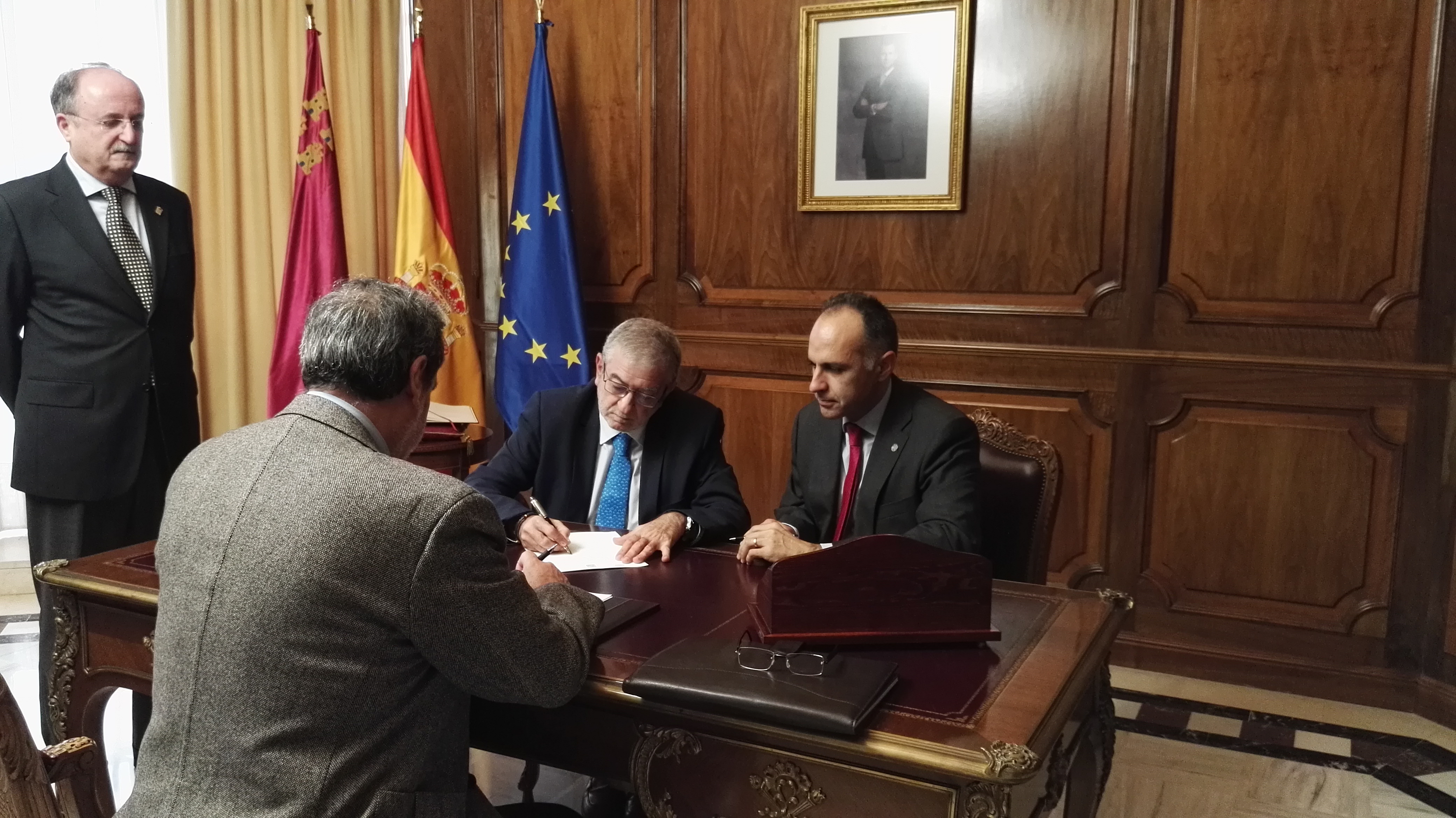 El presidente de la Asamblea, Alberto Castillo, estampa su firma en el documento que permite la prórroga a la residencia Alberto Colao