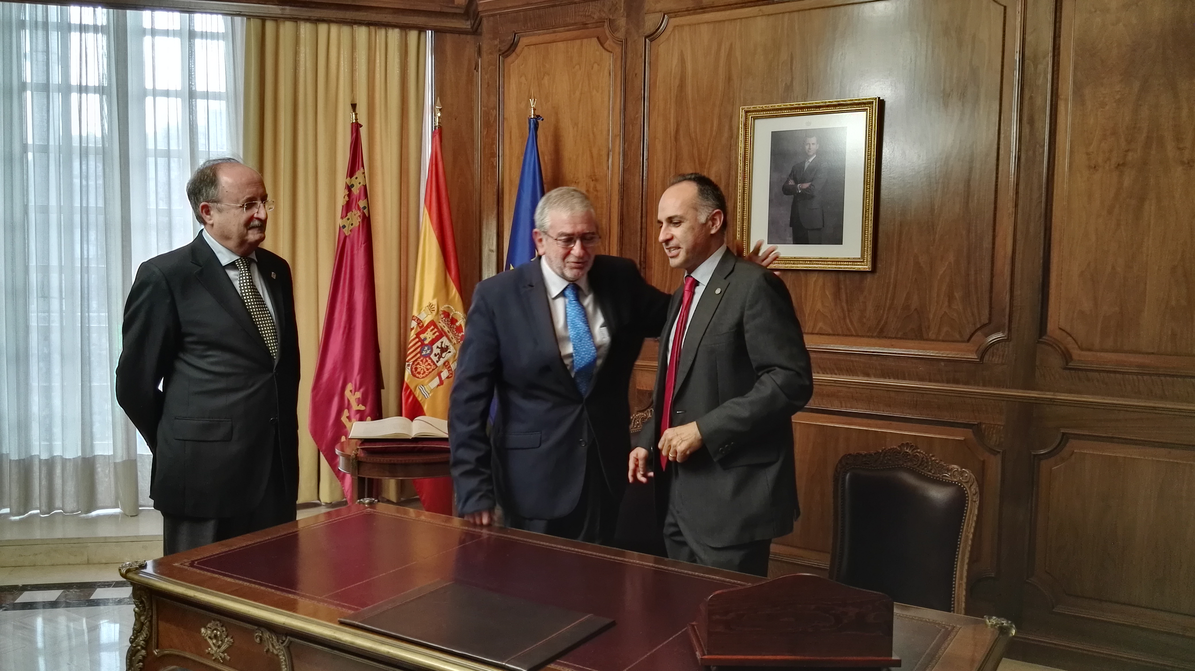 El presidente de la Asamblea, Alberto Castillo, y el rector de la UPCT, Alejandro Díaz Morcillo, se felicitan tras la firma del acuerdo, en presencia de Tomás Martínez Pagán