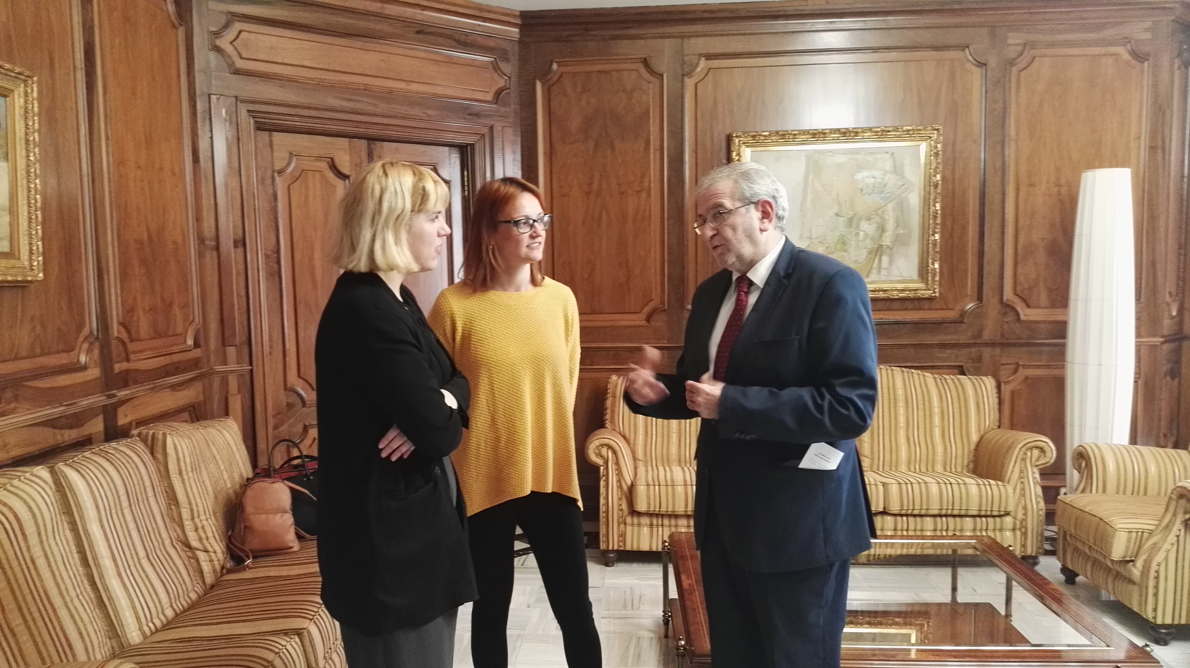 Alberto Castillo charla con Lola Pérez y Lola Andreu, representantes de MUJOMUR