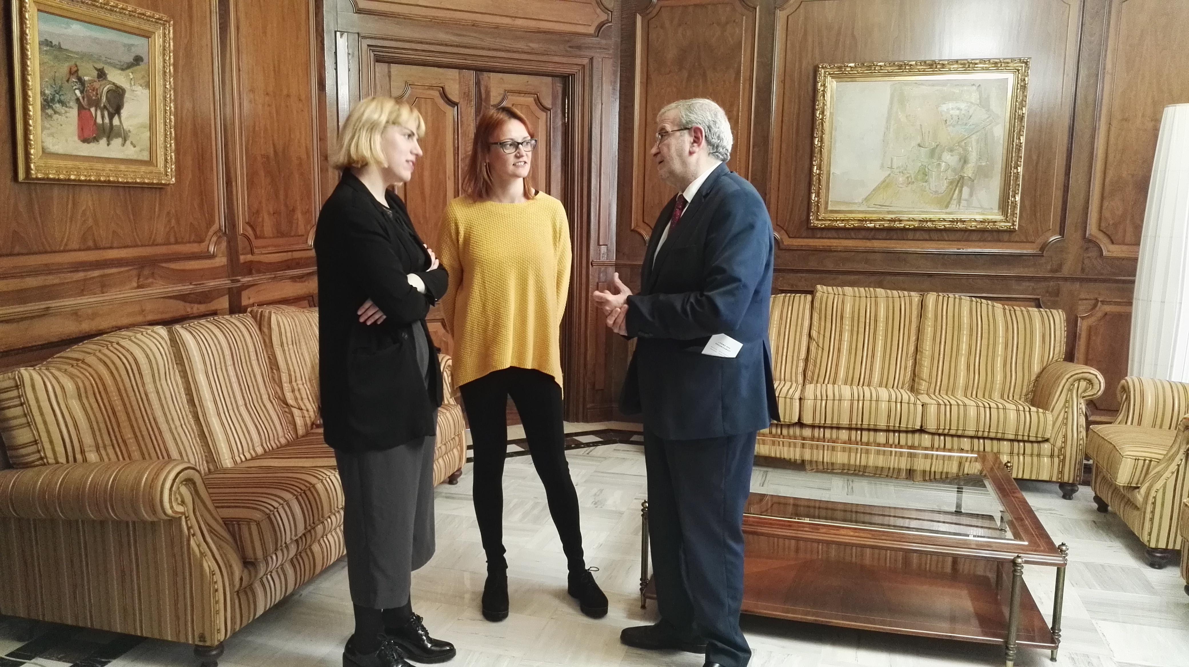 Alberto Castillo charla con Lola Pérez y Lola Andreu, representantes de MUJOMUR
