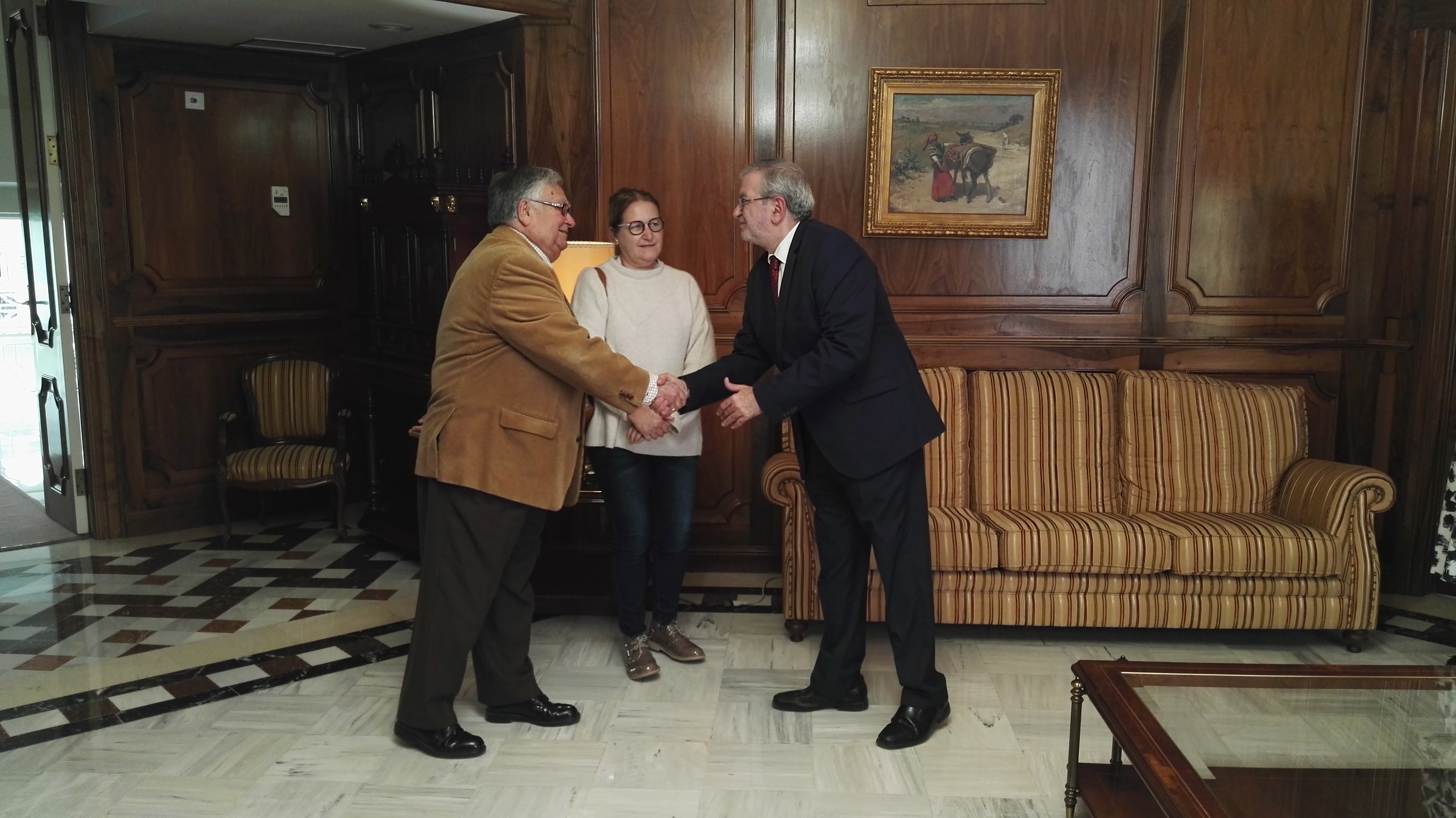El presidente de la Asamblea, Alberto Castillo, saluda a Vicente Villar, presidente de la Hospitalidad Santa Teresa