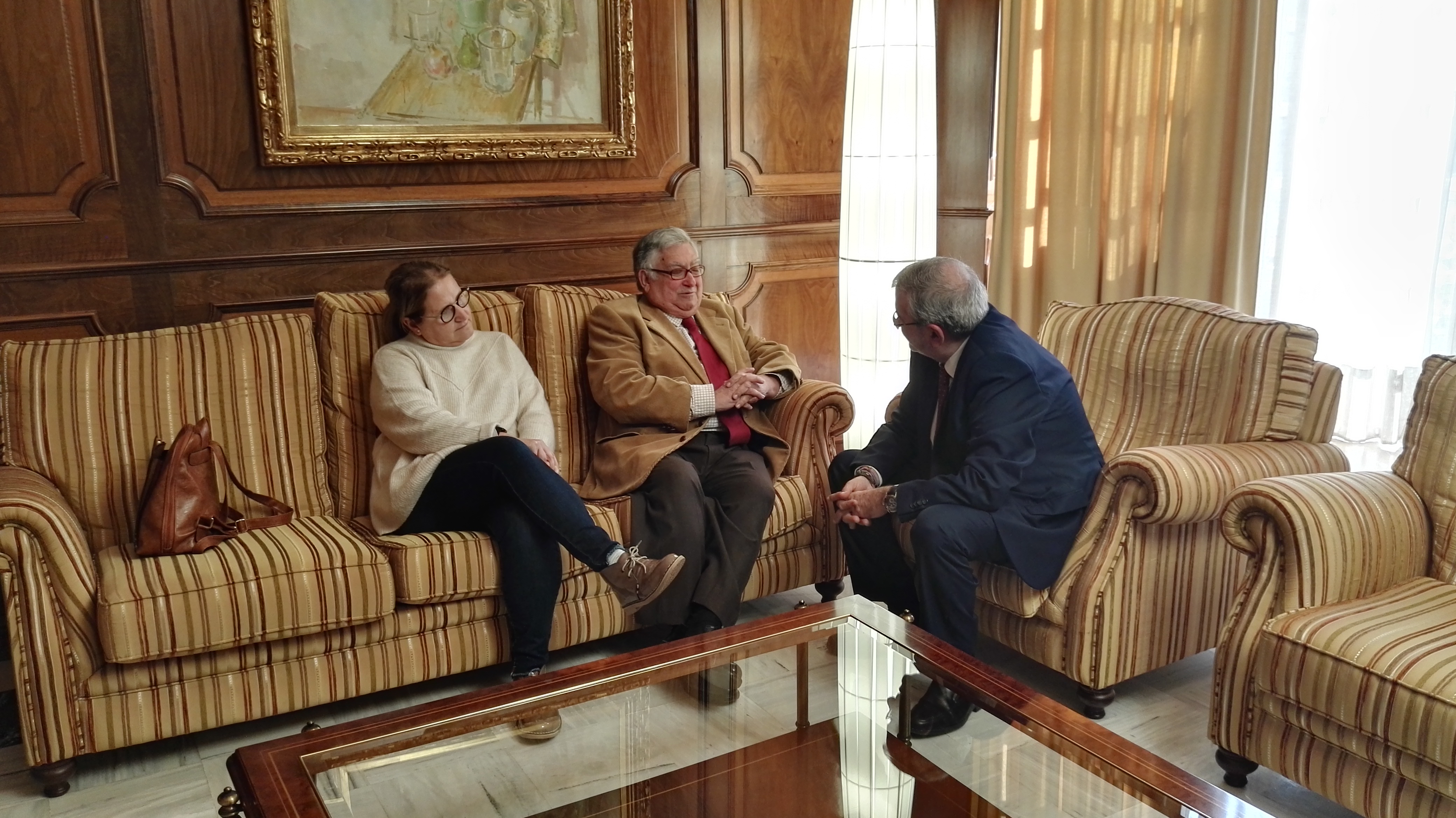 El presidente y la secretaria de la Hospitalidad, Vicente Villar y Concepción Jordan, charlan con Alberto Castillo