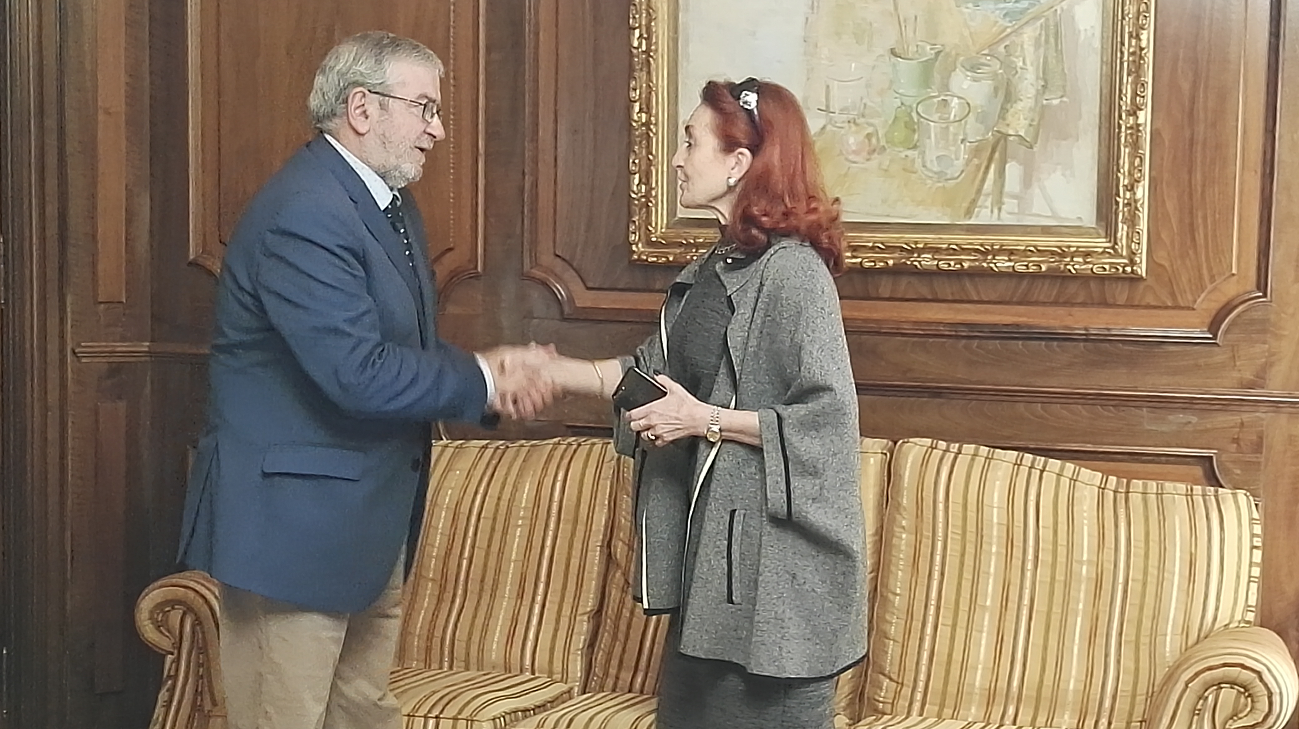 El presidente de la Asamblea, Alberto Castillo, saluda a la presidenta de la Real Academia de Medicina y Cirugía, María Trinidad Herrero