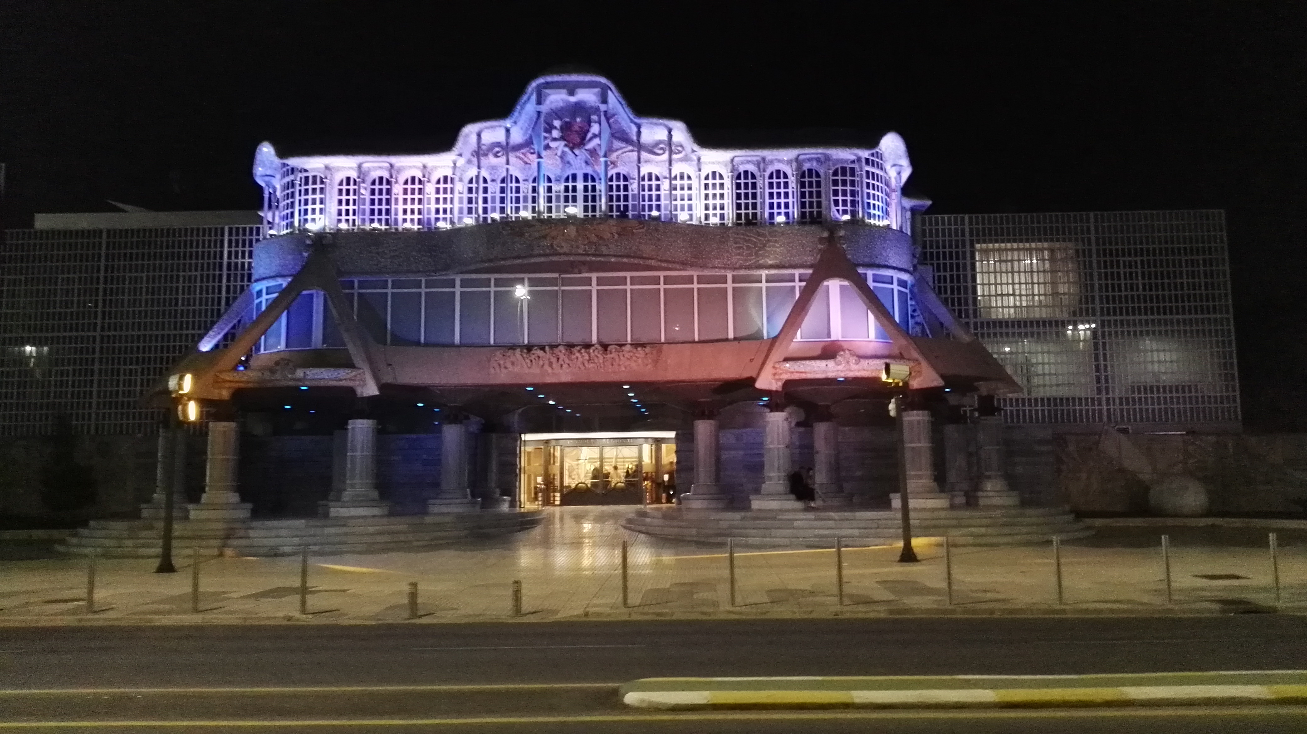 La fachada de la Asamblea, iluminada de azul, en solidaridad con los afectados por el síndrome de Asperger