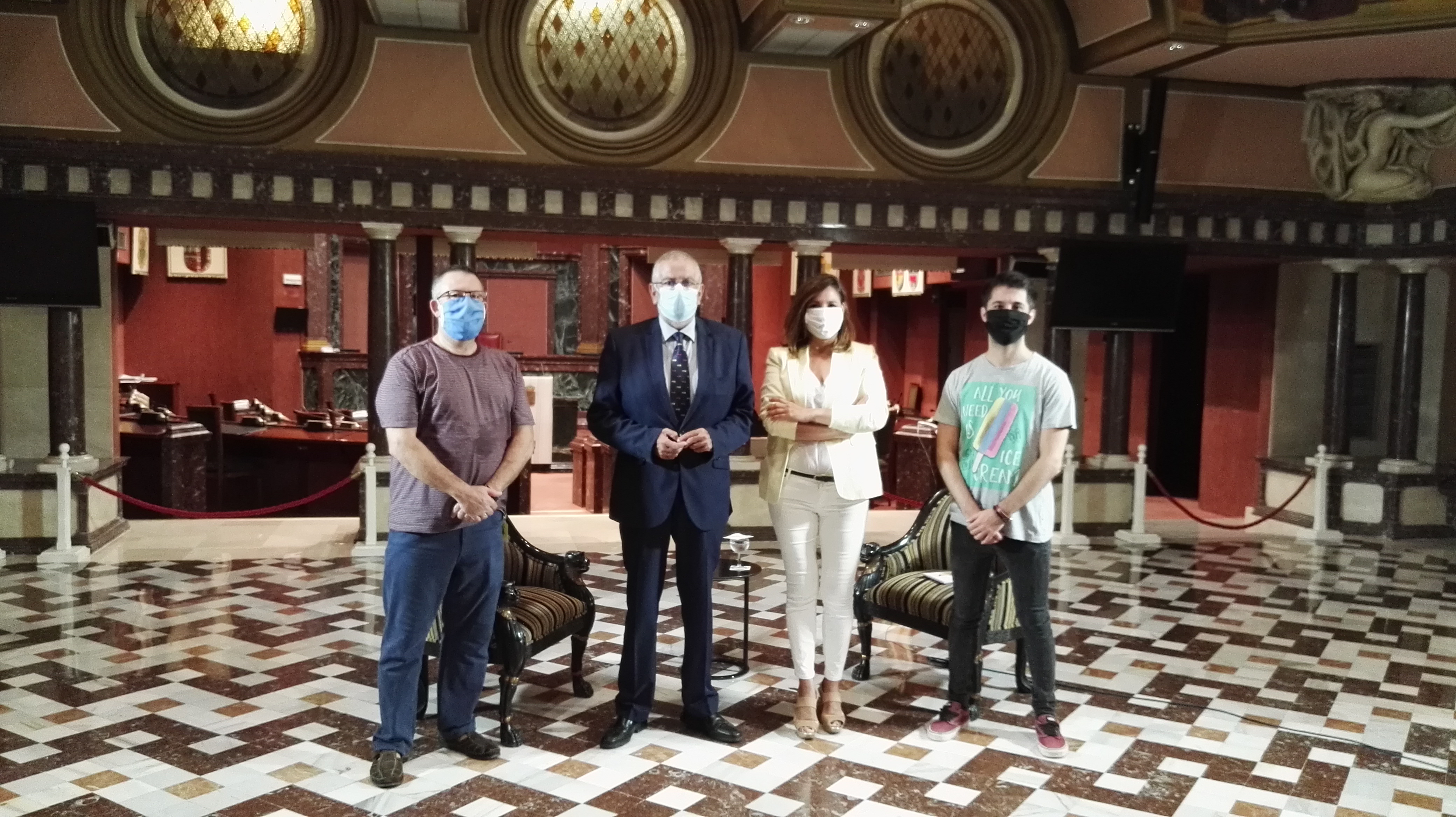 El presidente de la Asamblea posa con el equipo de Diario de Sesiones minutos antes de la entrevista