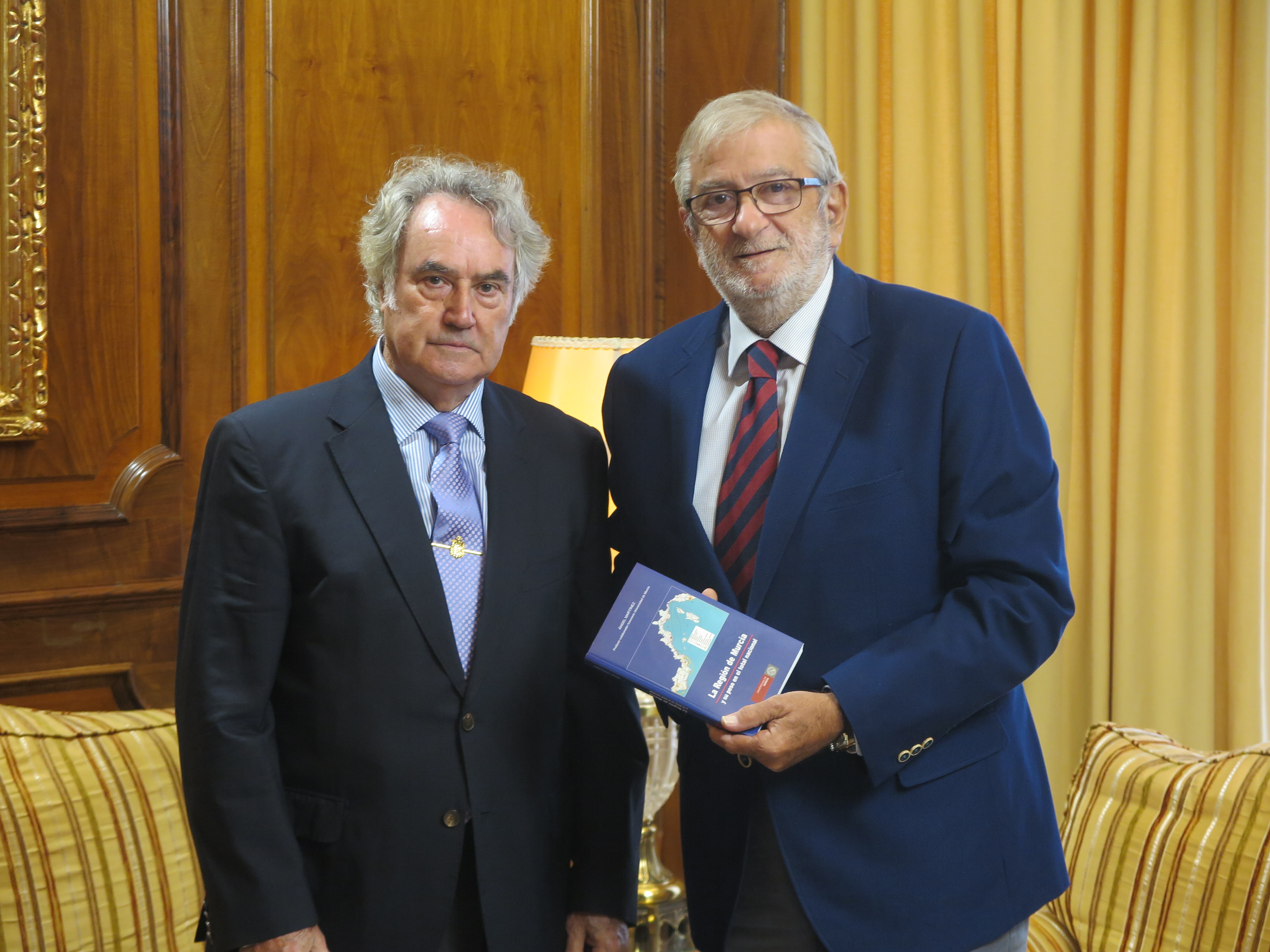 El presidente recibe el último libro del economista Ángel Martínez