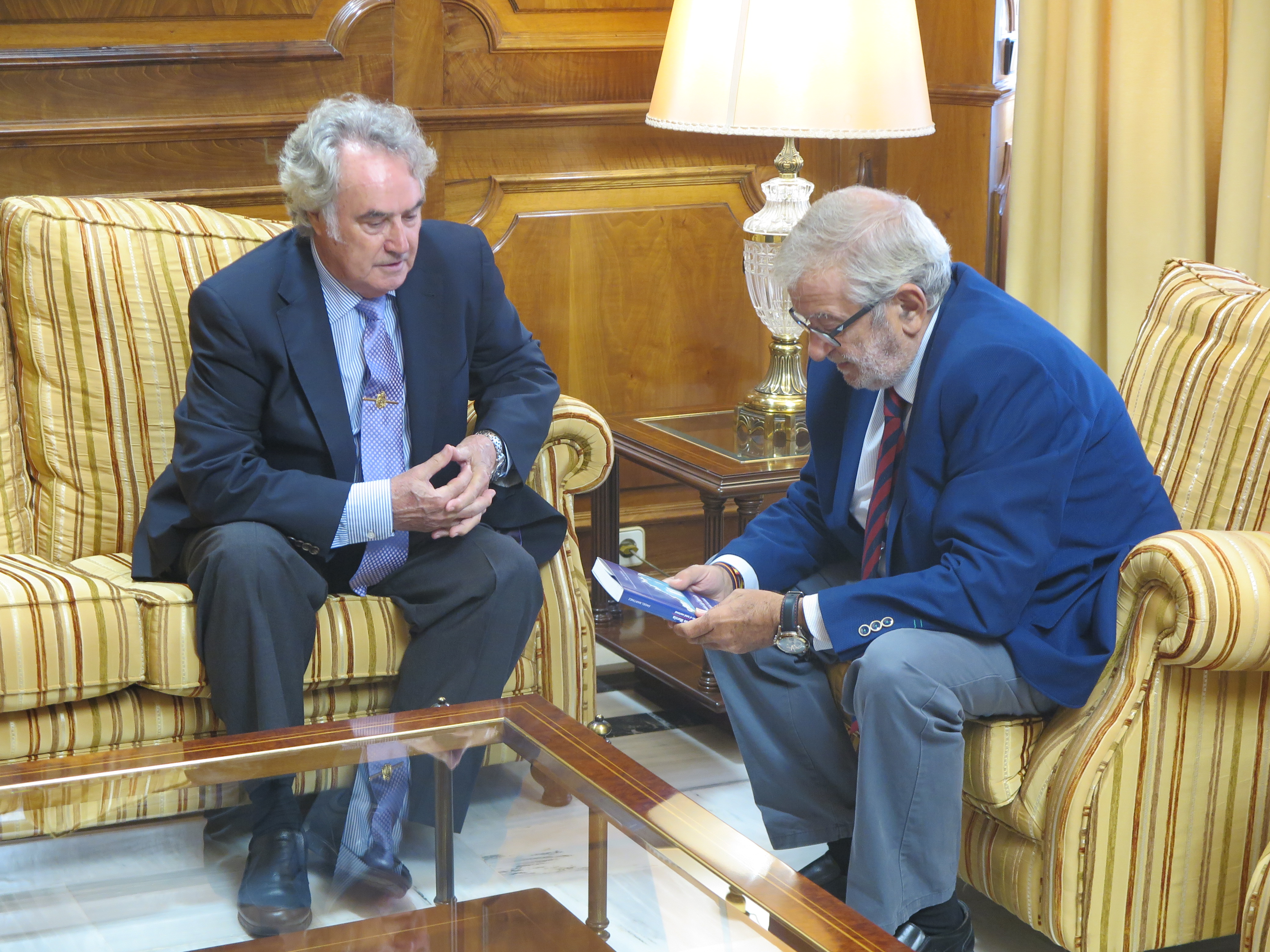 El presidente con el autor del libro "La Región de Murcia y su peso en el total nacional"