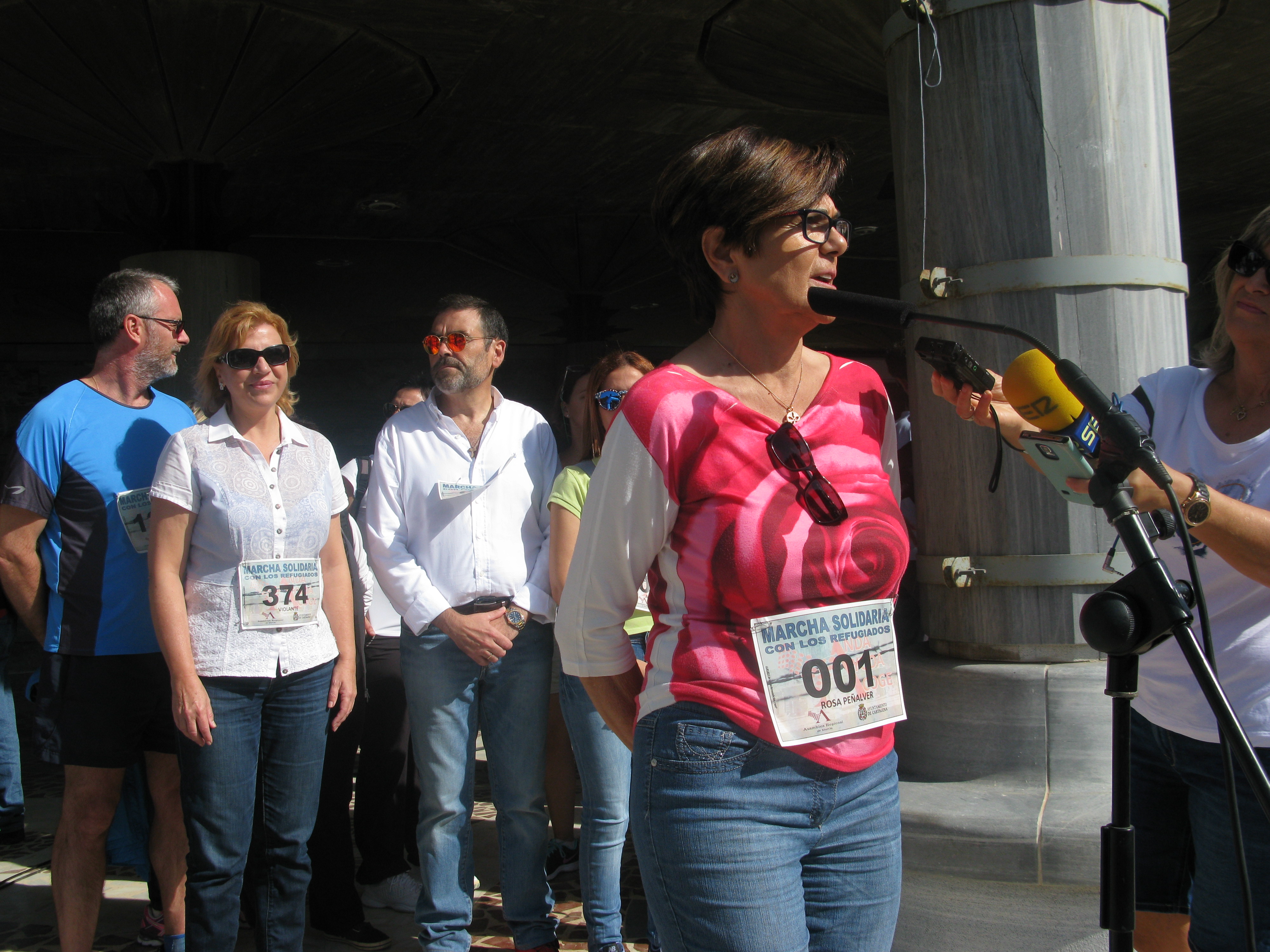 La presidenta de la Asamblea, Rosa Peñalver, agradece la participación de los manifestantes en la marcha solidaria